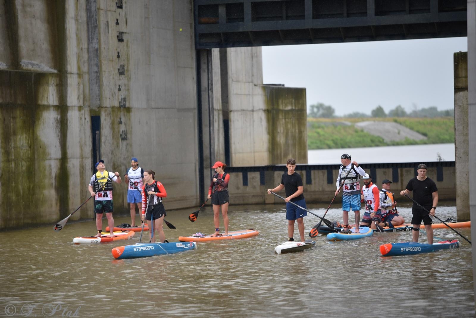 Zdjęcie w galerii na portalu naszraciborz.pl: Odra SUP Cup. Wyścig na najdłuższym dystansie wystartował spod zapory wiadomości z regionu