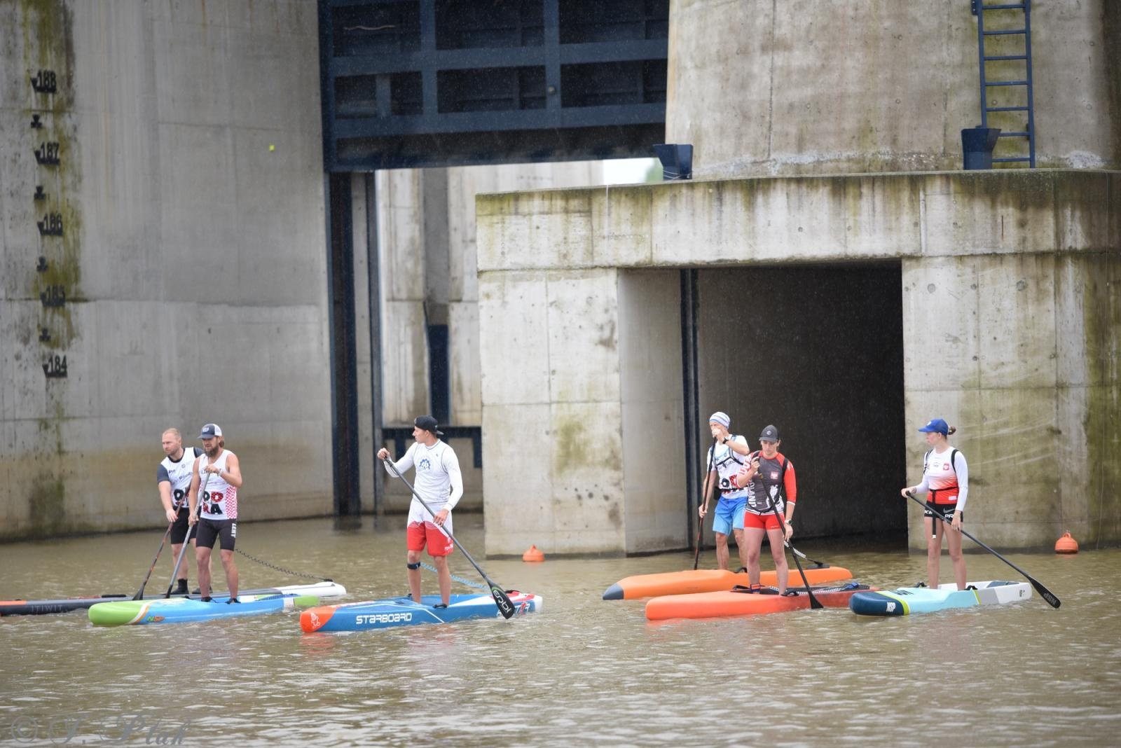 Zdjęcie w galerii na portalu naszraciborz.pl: Odra SUP Cup. Wyścig na najdłuższym dystansie wystartował spod zapory wiadomości z regionu