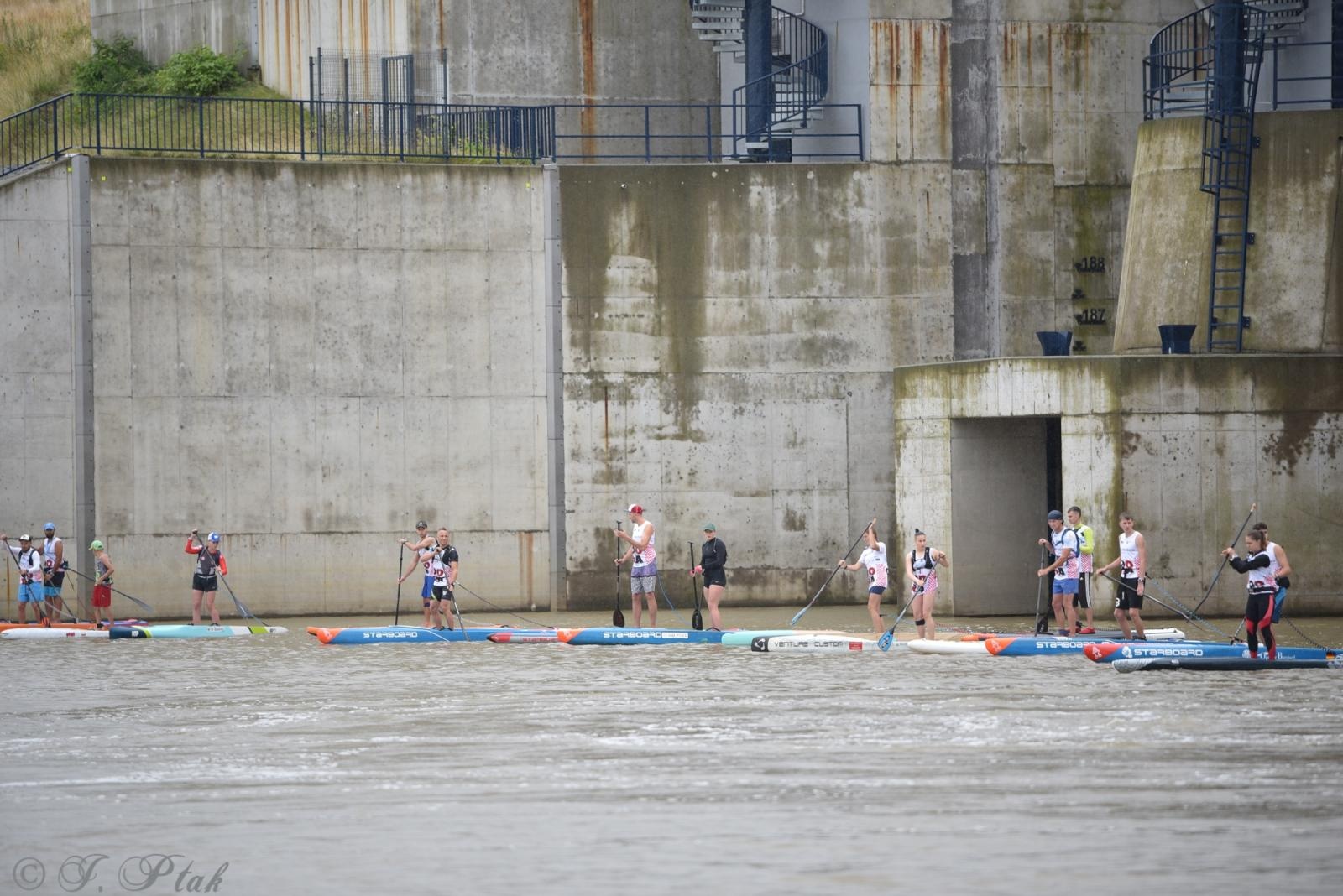 Zdjęcie w galerii na portalu naszraciborz.pl: Odra SUP Cup. Wyścig na najdłuższym dystansie wystartował spod zapory wiadomości z regionu