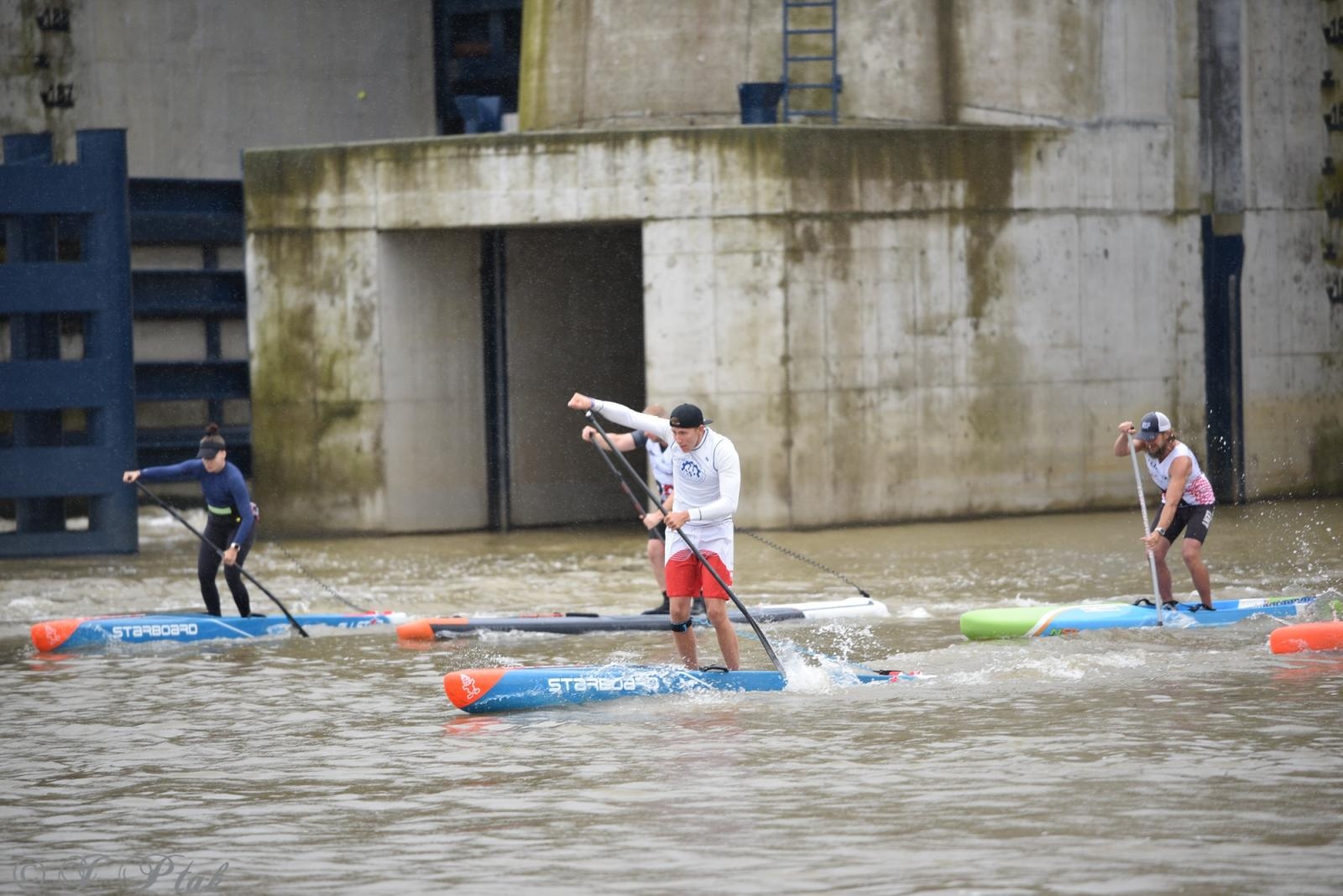 Zdjęcie w galerii na portalu naszraciborz.pl: Odra SUP Cup. Wyścig na najdłuższym dystansie wystartował spod zapory wiadomości z regionu