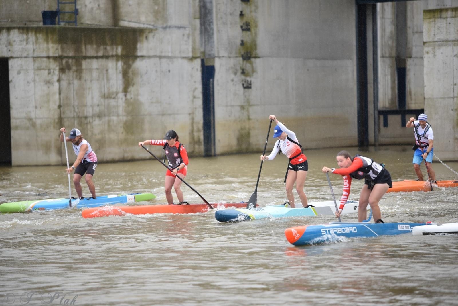 Zdjęcie w galerii na portalu naszraciborz.pl: Odra SUP Cup. Wyścig na najdłuższym dystansie wystartował spod zapory wiadomości z regionu