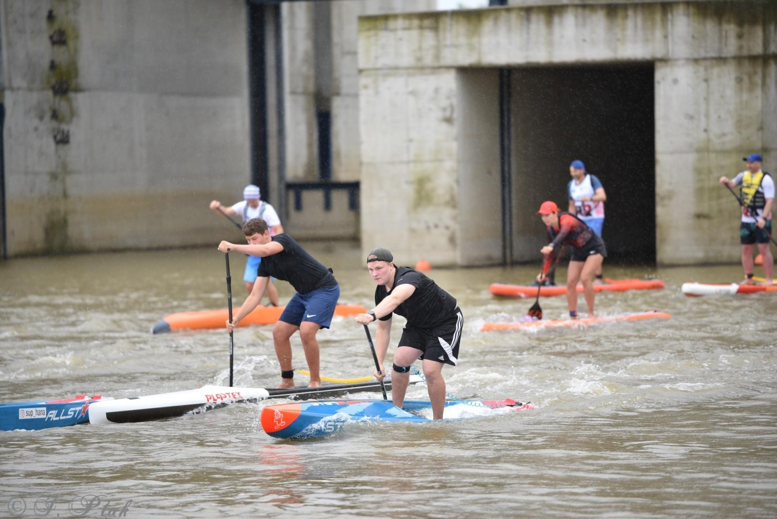 Zdjęcie w galerii na portalu naszraciborz.pl: Odra SUP Cup. Wyścig na najdłuższym dystansie wystartował spod zapory wiadomości z regionu