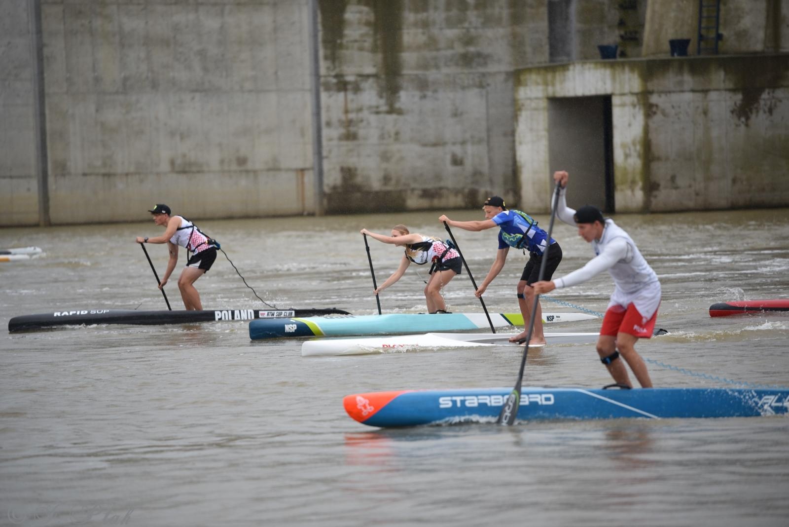 Zdjęcie w galerii na portalu naszraciborz.pl: Odra SUP Cup. Wyścig na najdłuższym dystansie wystartował spod zapory wiadomości z regionu