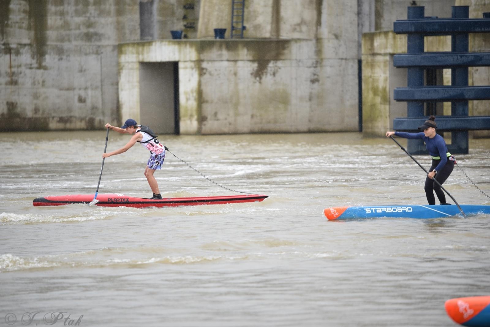 Zdjęcie w galerii na portalu naszraciborz.pl: Odra SUP Cup. Wyścig na najdłuższym dystansie wystartował spod zapory wiadomości z regionu