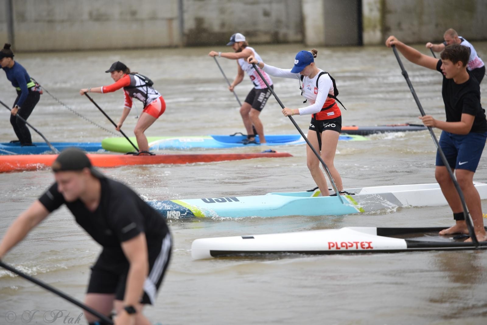 Zdjęcie w galerii na portalu naszraciborz.pl: Odra SUP Cup. Wyścig na najdłuższym dystansie wystartował spod zapory wiadomości z regionu