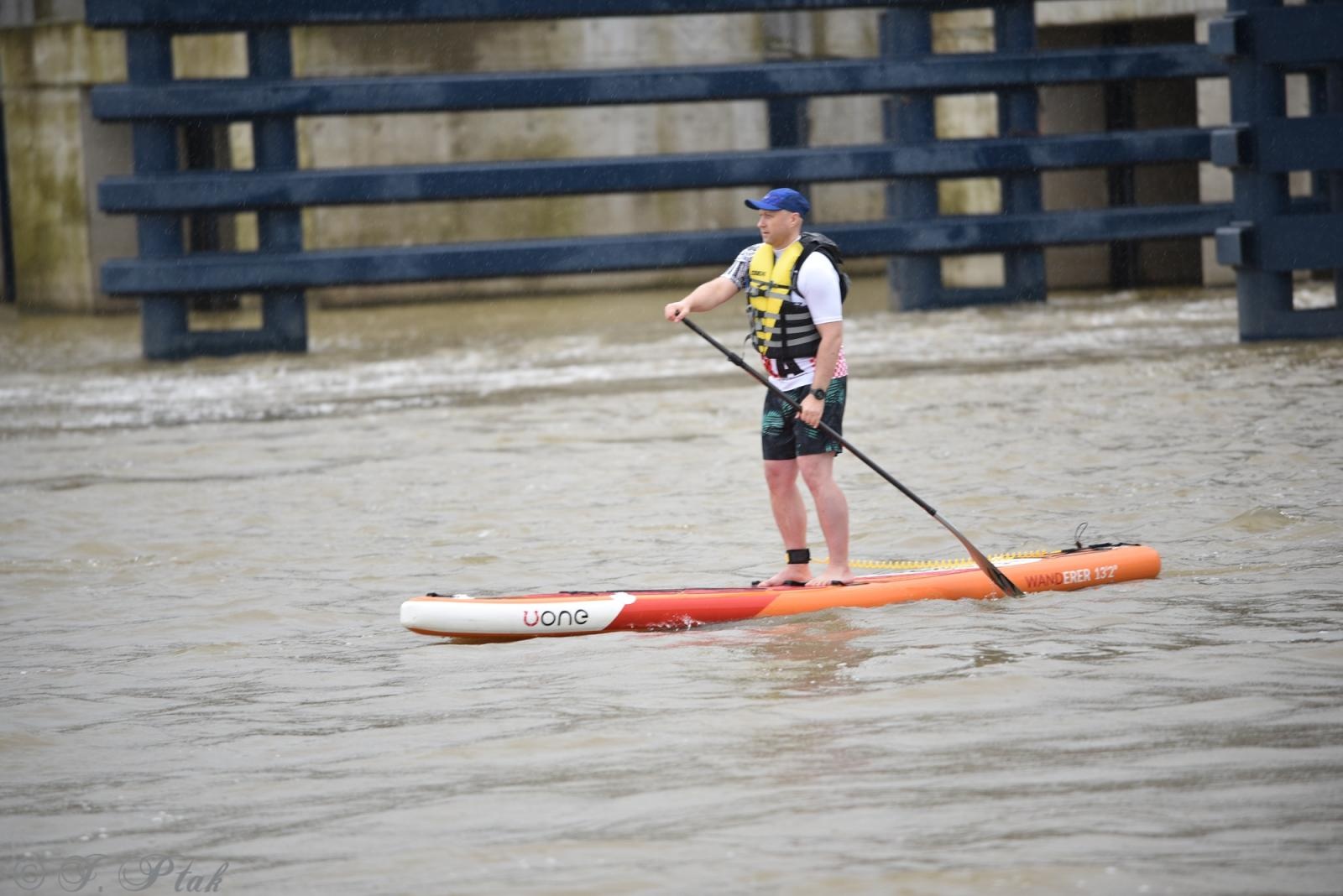 Zdjęcie w galerii na portalu naszraciborz.pl: Odra SUP Cup. Wyścig na najdłuższym dystansie wystartował spod zapory wiadomości z regionu