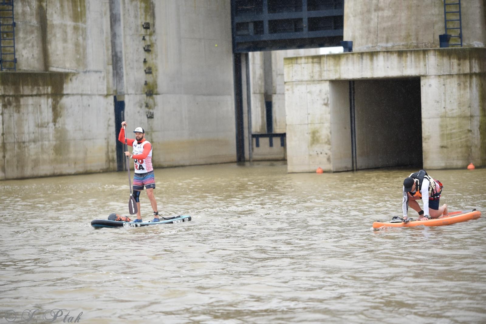 Zdjęcie w galerii na portalu naszraciborz.pl: Odra SUP Cup. Wyścig na najdłuższym dystansie wystartował spod zapory wiadomości z regionu