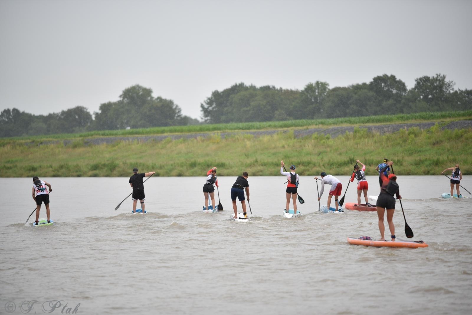 Zdjęcie w galerii na portalu naszraciborz.pl: Odra SUP Cup. Wyścig na najdłuższym dystansie wystartował spod zapory wiadomości z regionu