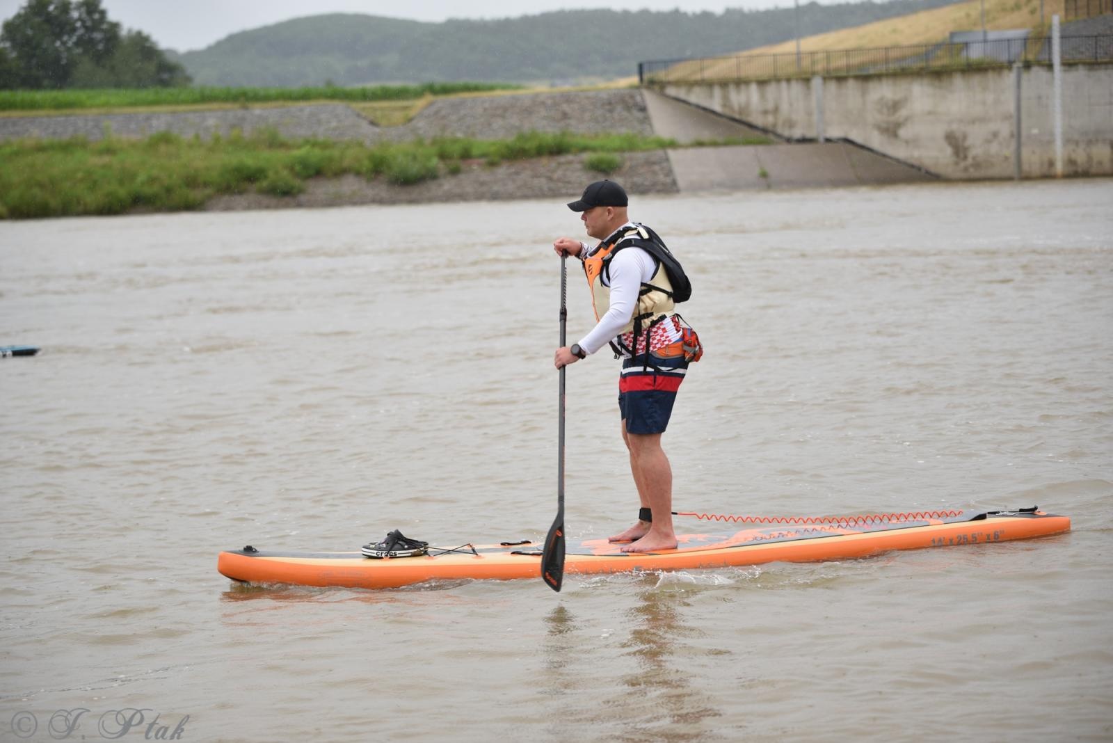 Zdjęcie w galerii na portalu naszraciborz.pl: Odra SUP Cup. Wyścig na najdłuższym dystansie wystartował spod zapory wiadomości z regionu