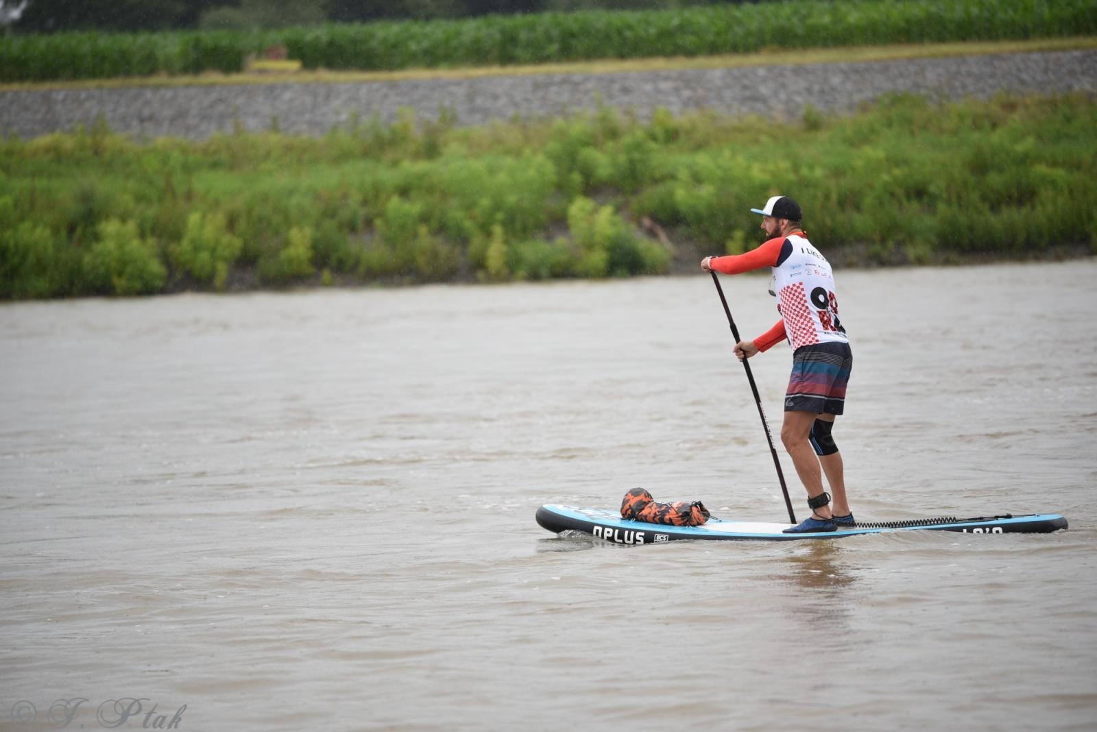 Zdjęcie w galerii na portalu naszraciborz.pl: Odra SUP Cup. Wyścig na najdłuższym dystansie wystartował spod zapory wiadomości z regionu