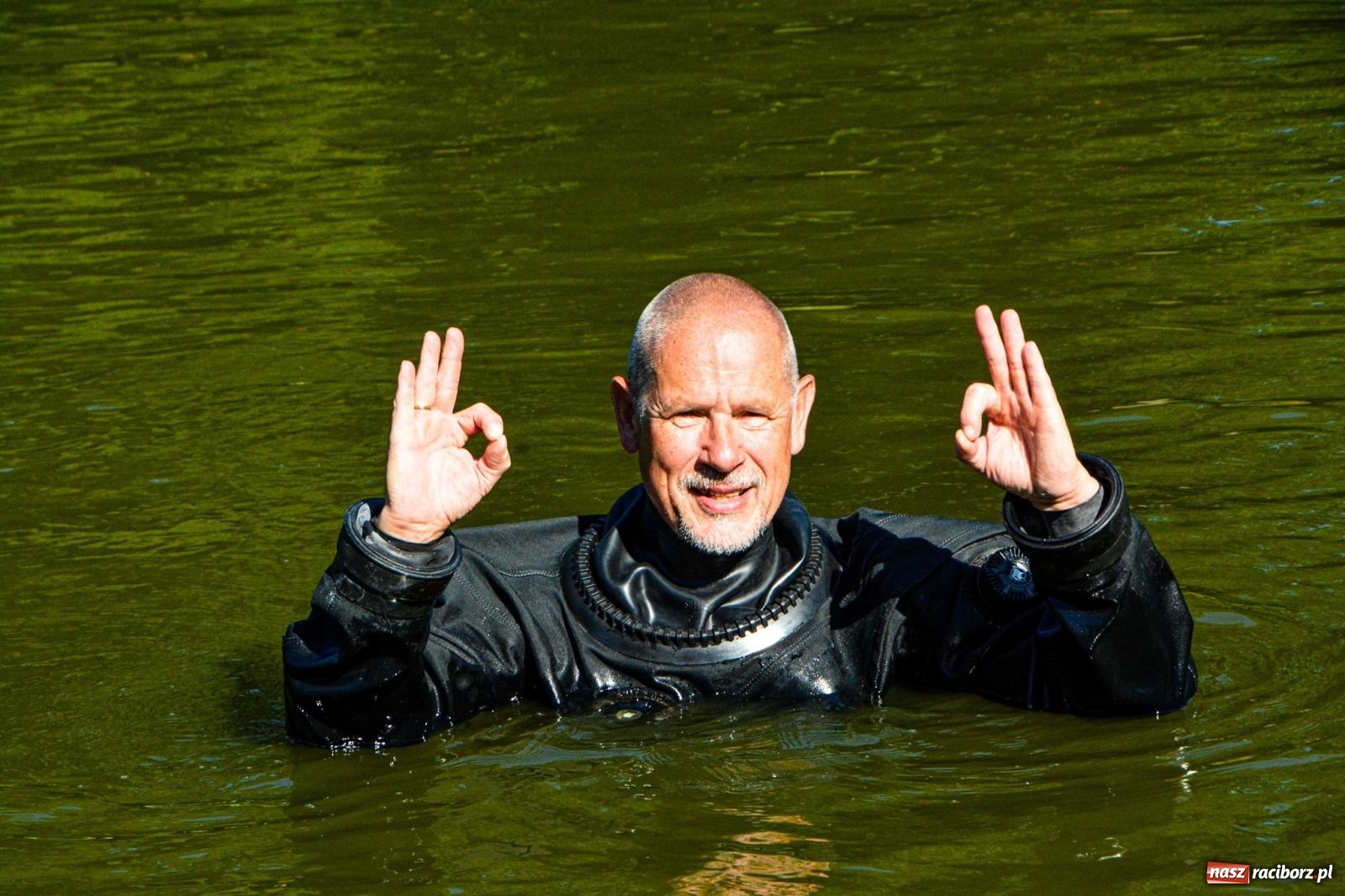 Zdjęcie w galerii na portalu naszraciborz.pl: Płetwonurkowie odkryli w stawie w Krowiarkach skarb wiadomości z regionu