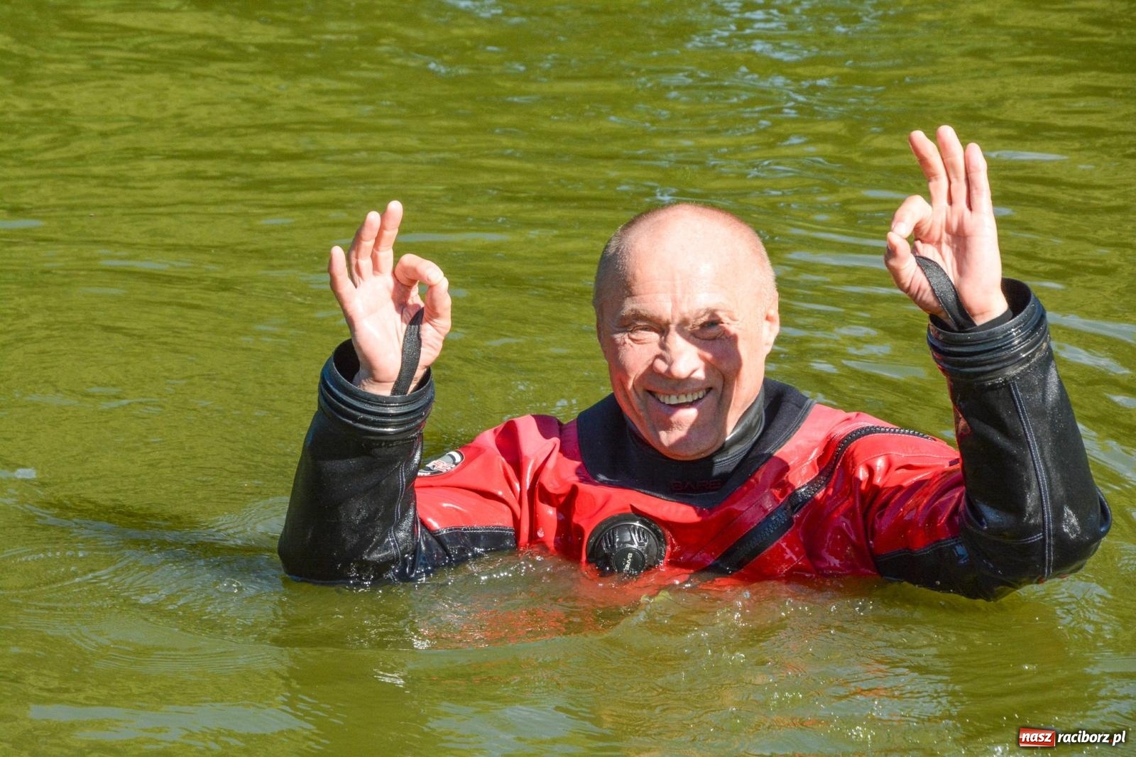 Zdjęcie w galerii na portalu naszraciborz.pl: Płetwonurkowie odkryli w stawie w Krowiarkach skarb wiadomości z regionu