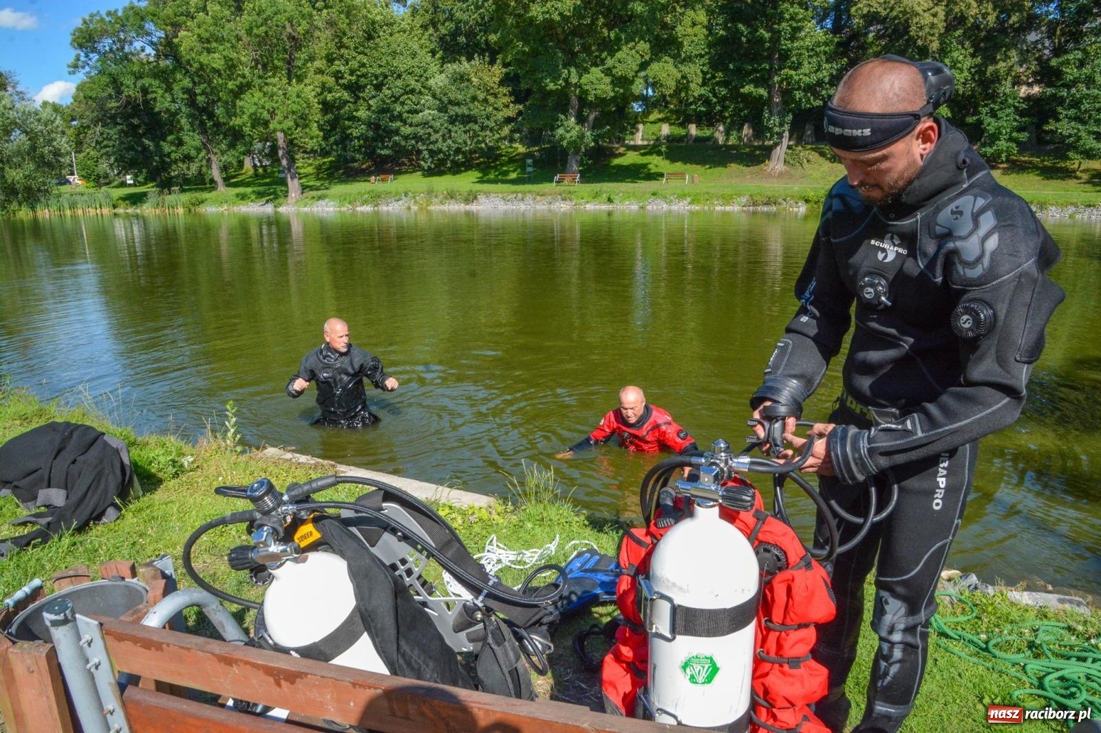 Zdjęcie w galerii na portalu naszraciborz.pl: Płetwonurkowie odkryli w stawie w Krowiarkach skarb wiadomości z regionu