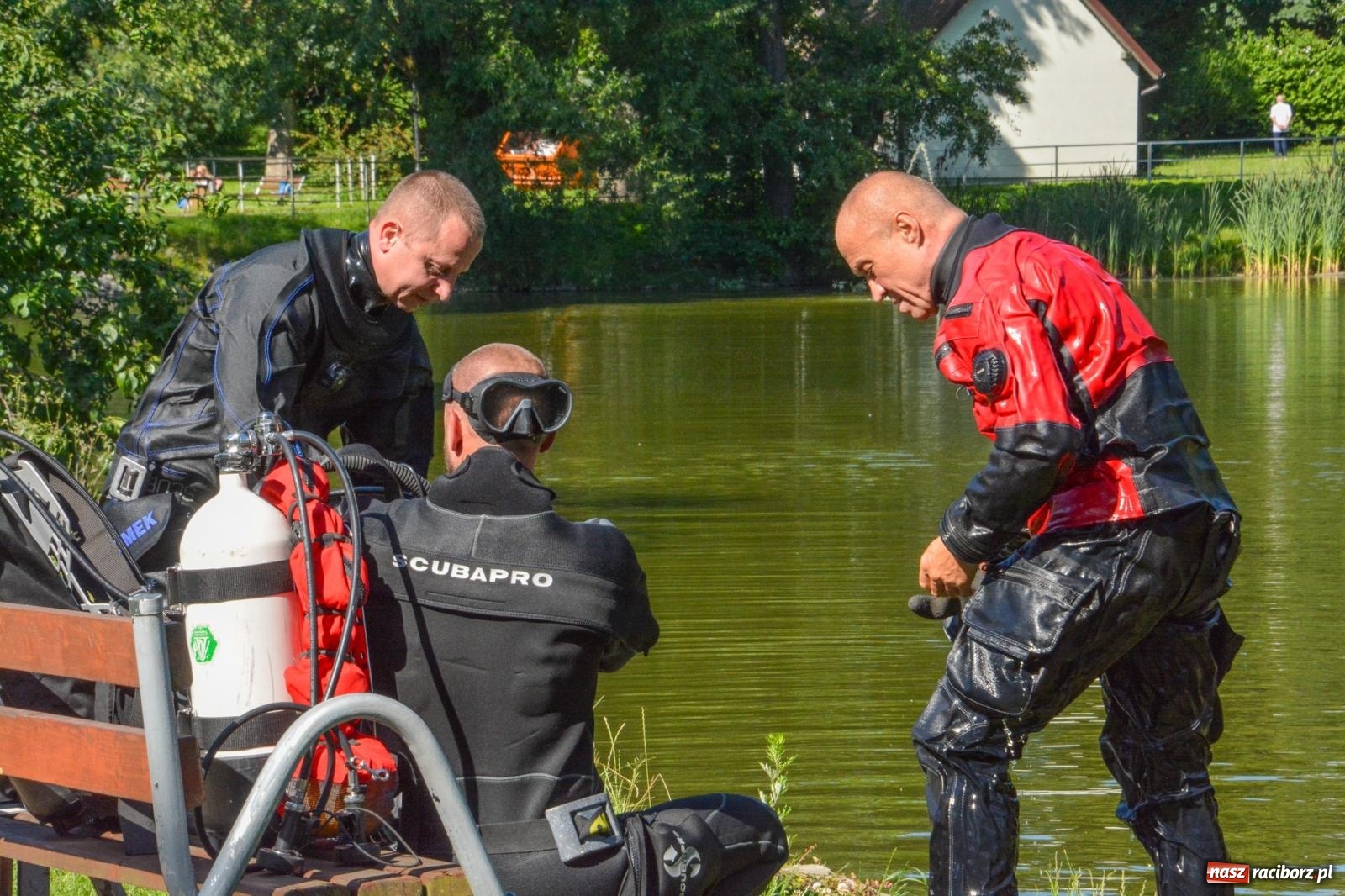 Zdjęcie w galerii na portalu naszraciborz.pl: Płetwonurkowie odkryli w stawie w Krowiarkach skarb wiadomości z regionu