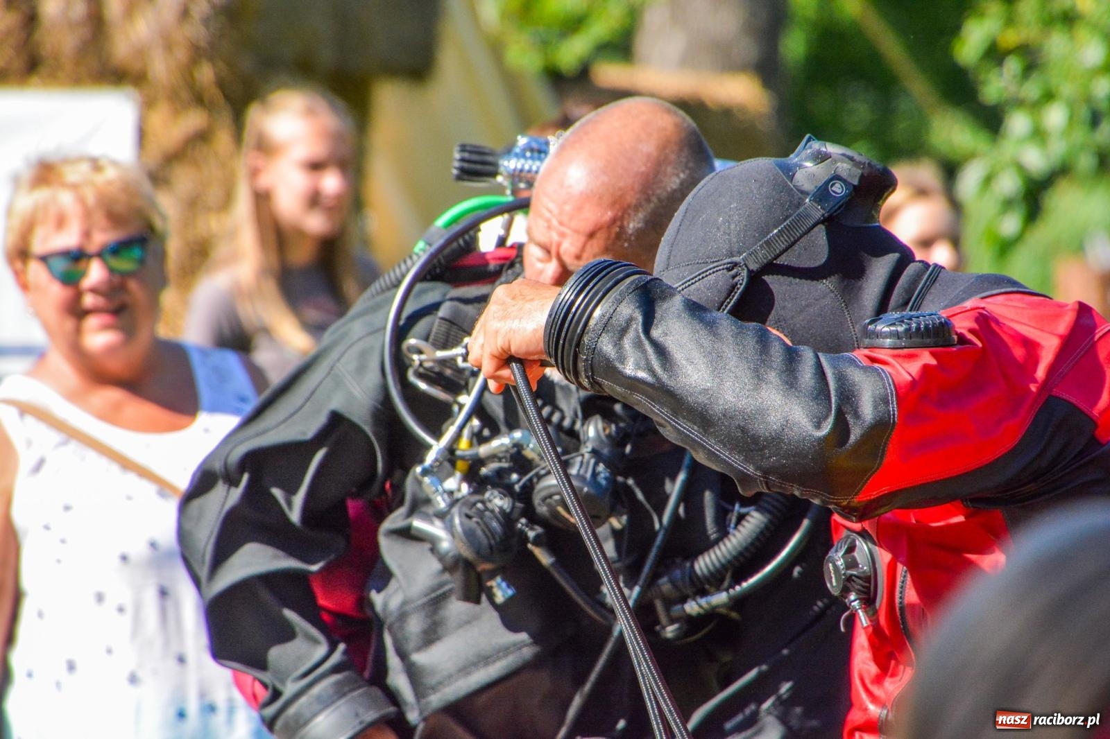 Zdjęcie w galerii na portalu naszraciborz.pl: Płetwonurkowie odkryli w stawie w Krowiarkach skarb wiadomości z regionu