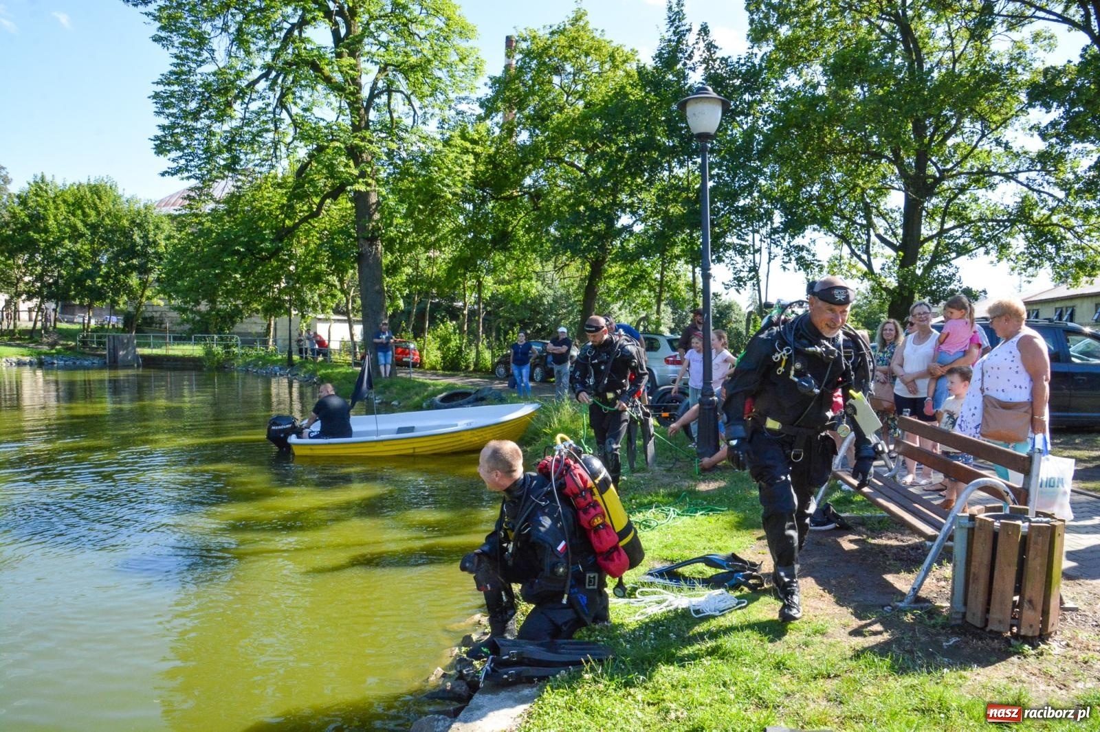Zdjęcie w galerii na portalu naszraciborz.pl: Płetwonurkowie odkryli w stawie w Krowiarkach skarb wiadomości z regionu