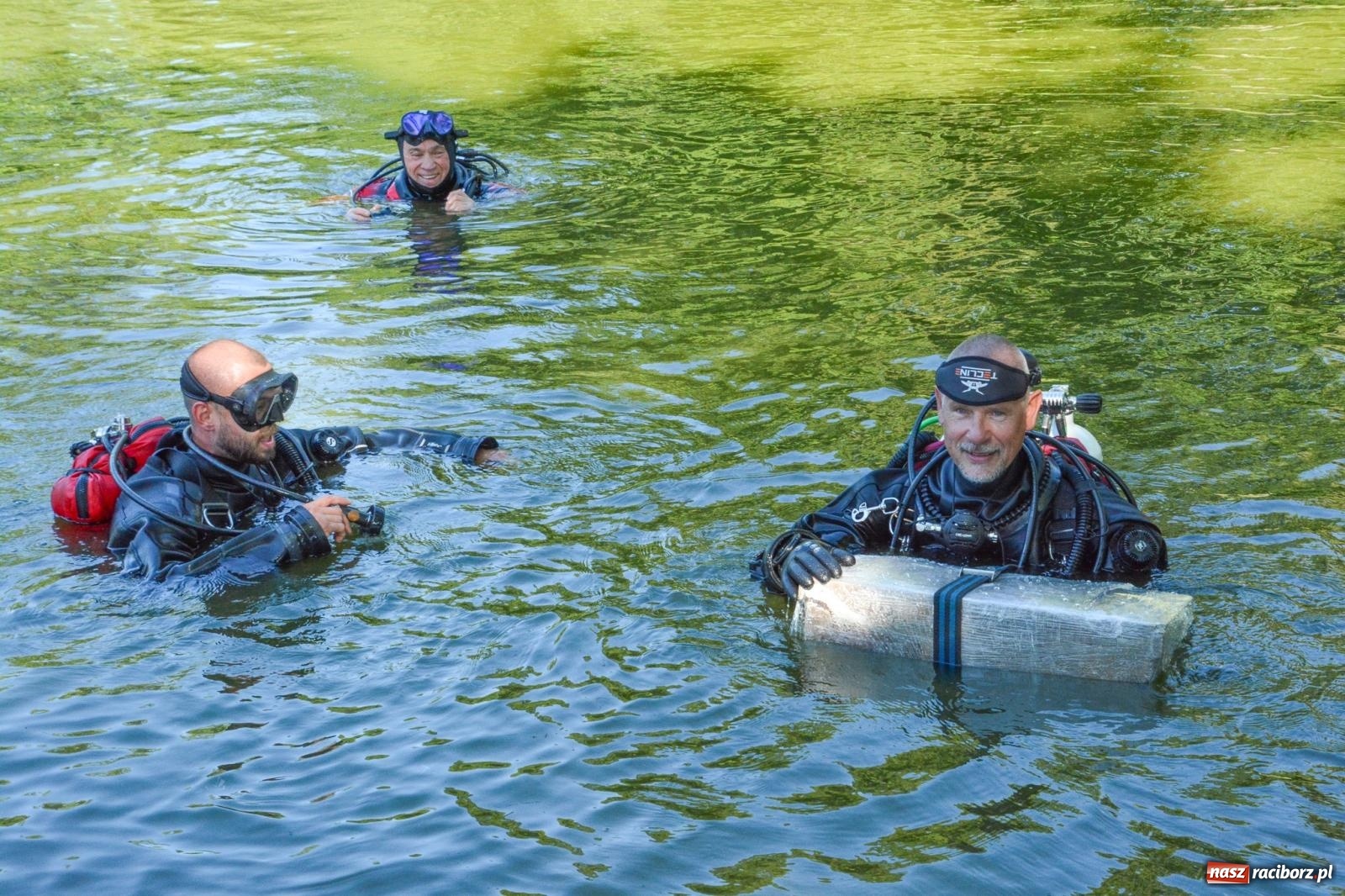 Zdjęcie w galerii na portalu naszraciborz.pl: Płetwonurkowie odkryli w stawie w Krowiarkach skarb wiadomości z regionu