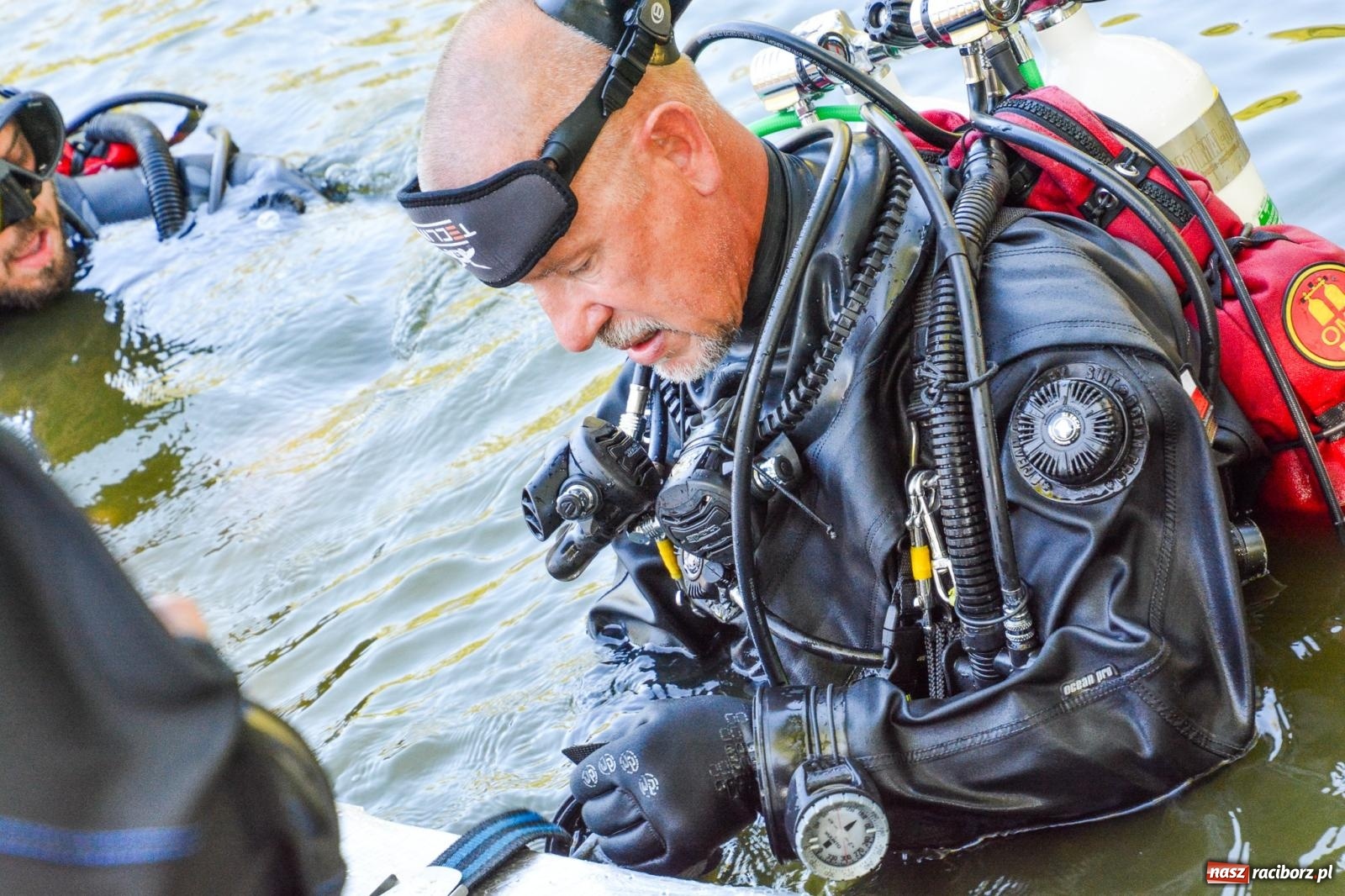 Zdjęcie w galerii na portalu naszraciborz.pl: Płetwonurkowie odkryli w stawie w Krowiarkach skarb wiadomości z regionu