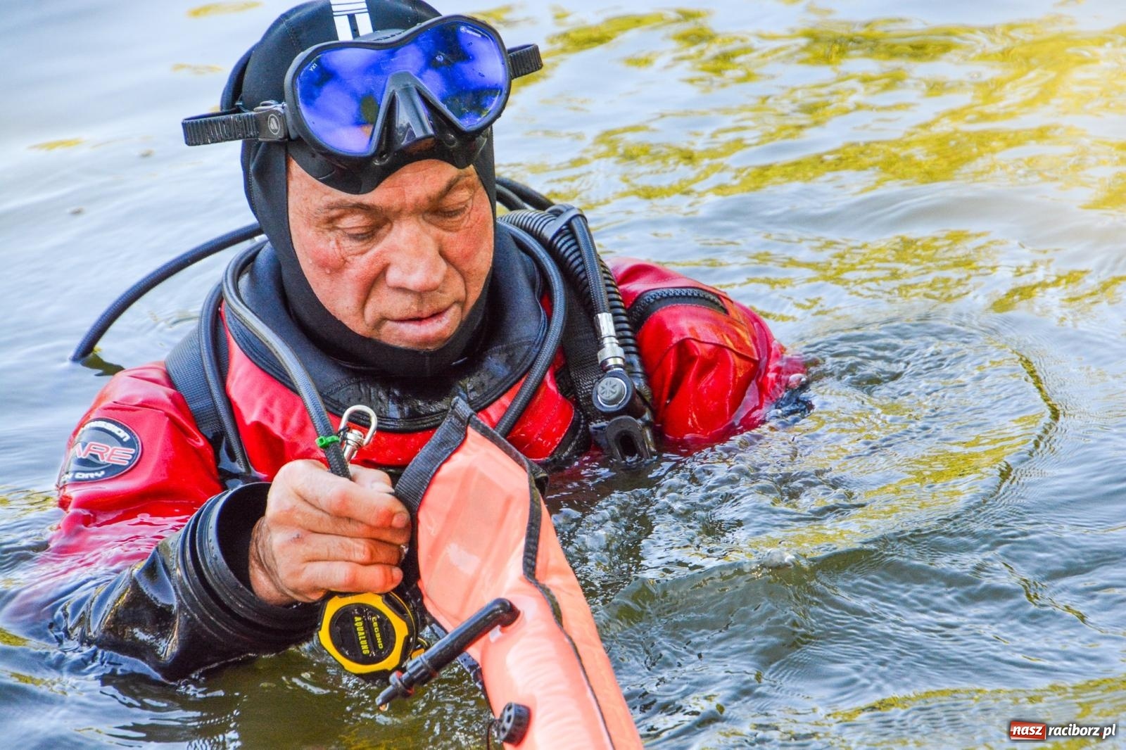 Zdjęcie w galerii na portalu naszraciborz.pl: Płetwonurkowie odkryli w stawie w Krowiarkach skarb wiadomości z regionu