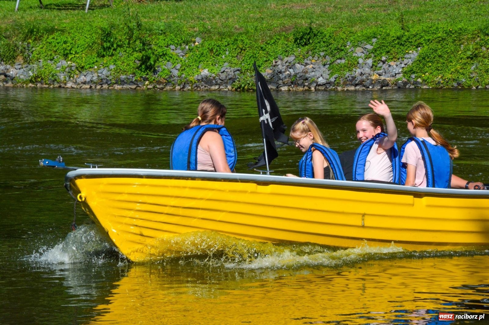 Zdjęcie w galerii na portalu naszraciborz.pl: Płetwonurkowie odkryli w stawie w Krowiarkach skarb wiadomości z regionu