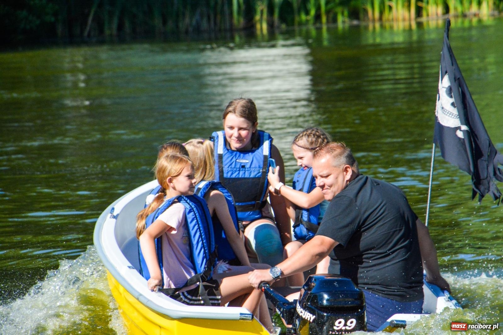 Zdjęcie w galerii na portalu naszraciborz.pl: Płetwonurkowie odkryli w stawie w Krowiarkach skarb wiadomości z regionu