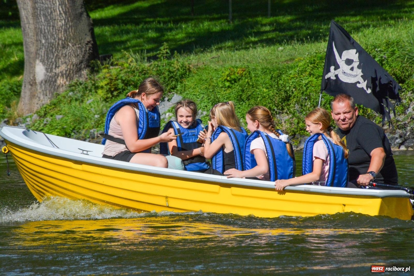 Zdjęcie w galerii na portalu naszraciborz.pl: Płetwonurkowie odkryli w stawie w Krowiarkach skarb wiadomości z regionu