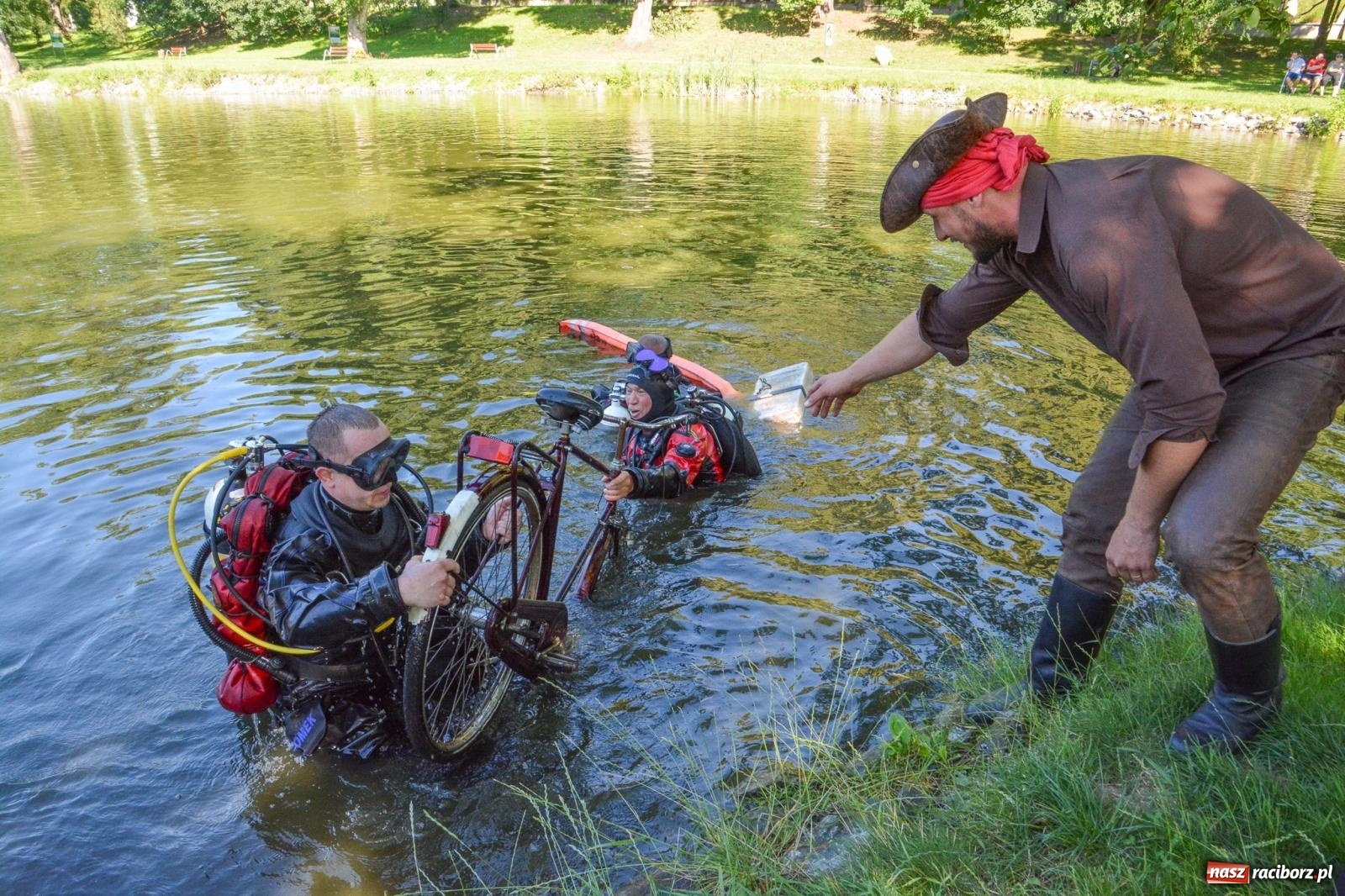 Zdjęcie w galerii na portalu naszraciborz.pl: Płetwonurkowie odkryli w stawie w Krowiarkach skarb wiadomości z regionu