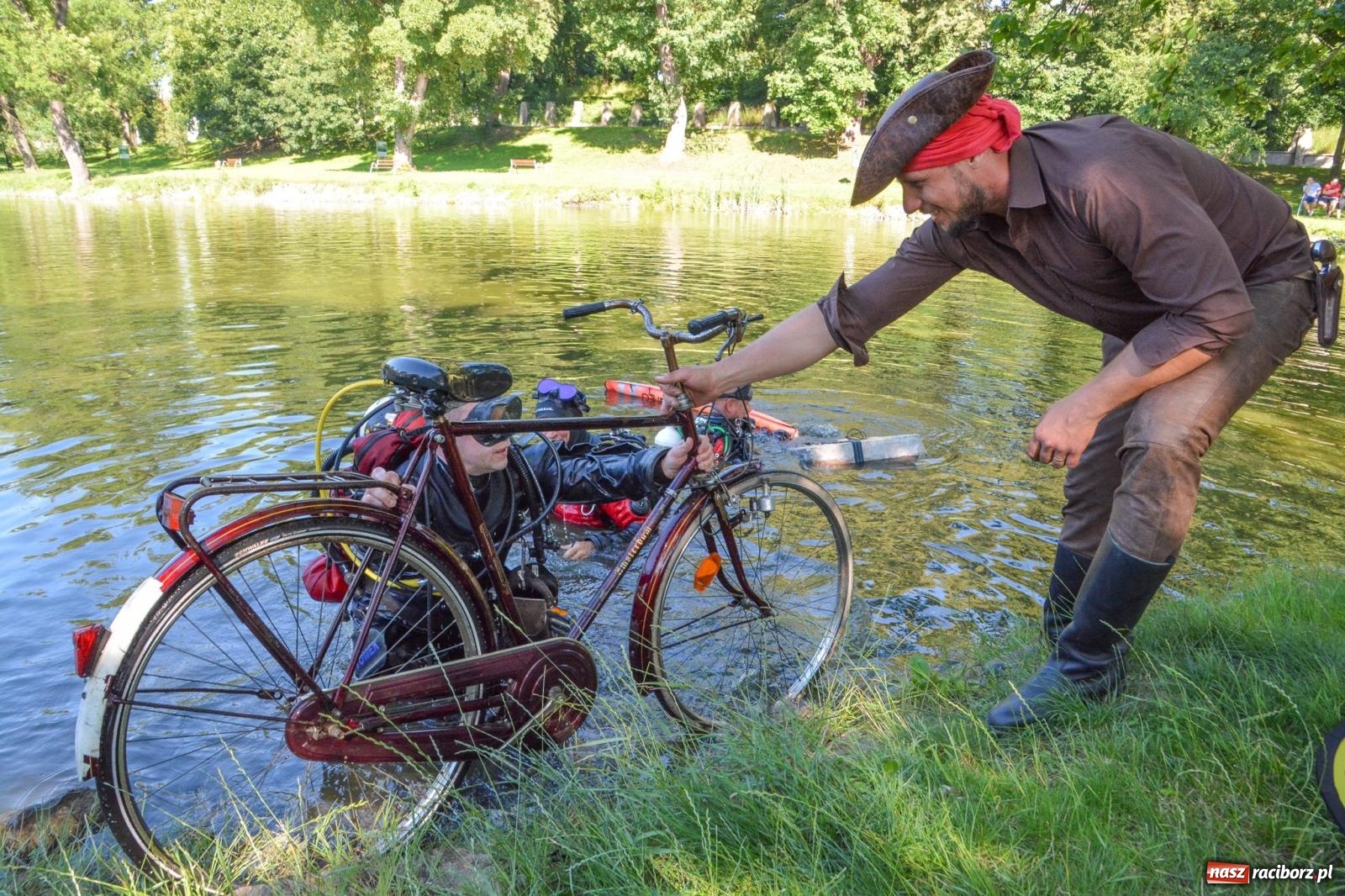 Zdjęcie w galerii na portalu naszraciborz.pl: Płetwonurkowie odkryli w stawie w Krowiarkach skarb wiadomości z regionu
