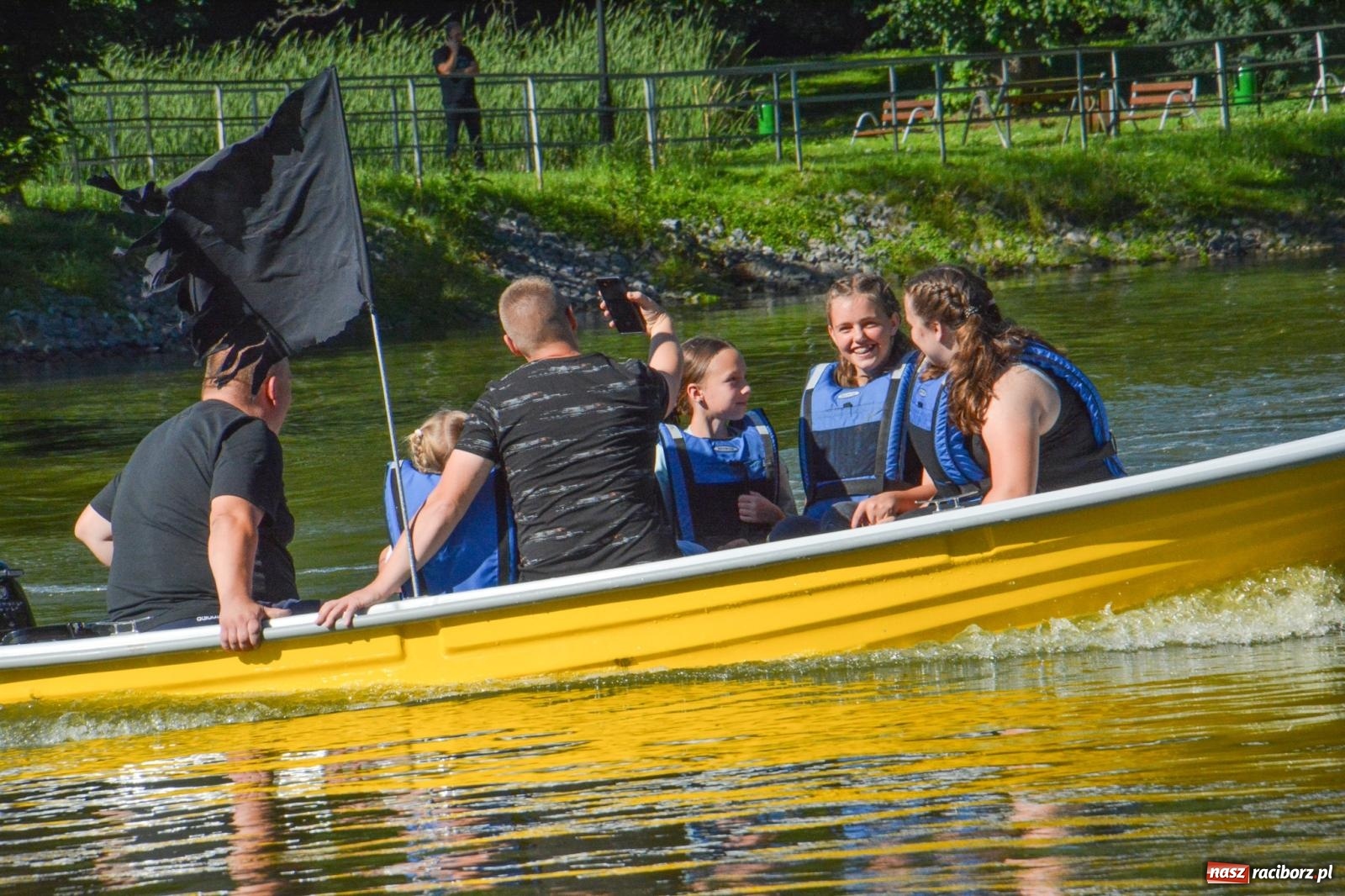 Zdjęcie w galerii na portalu naszraciborz.pl: Płetwonurkowie odkryli w stawie w Krowiarkach skarb wiadomości z regionu
