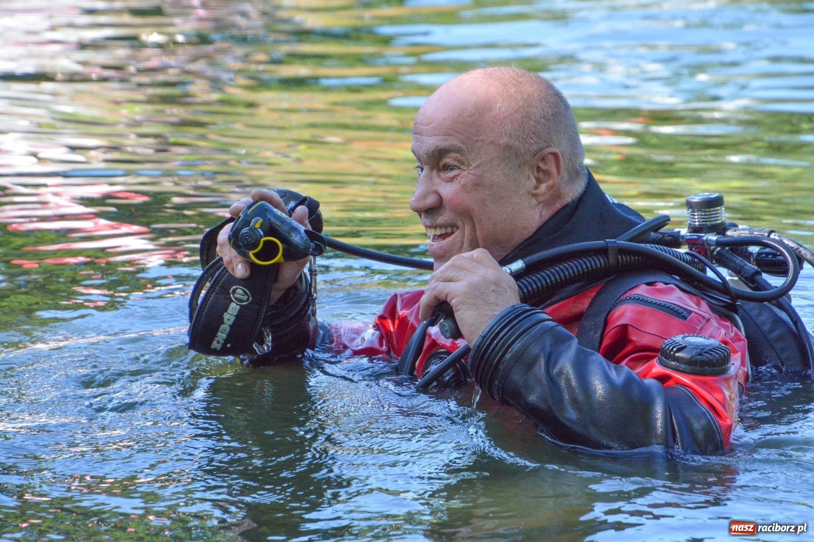 Zdjęcie w galerii na portalu naszraciborz.pl: Płetwonurkowie odkryli w stawie w Krowiarkach skarb wiadomości z regionu