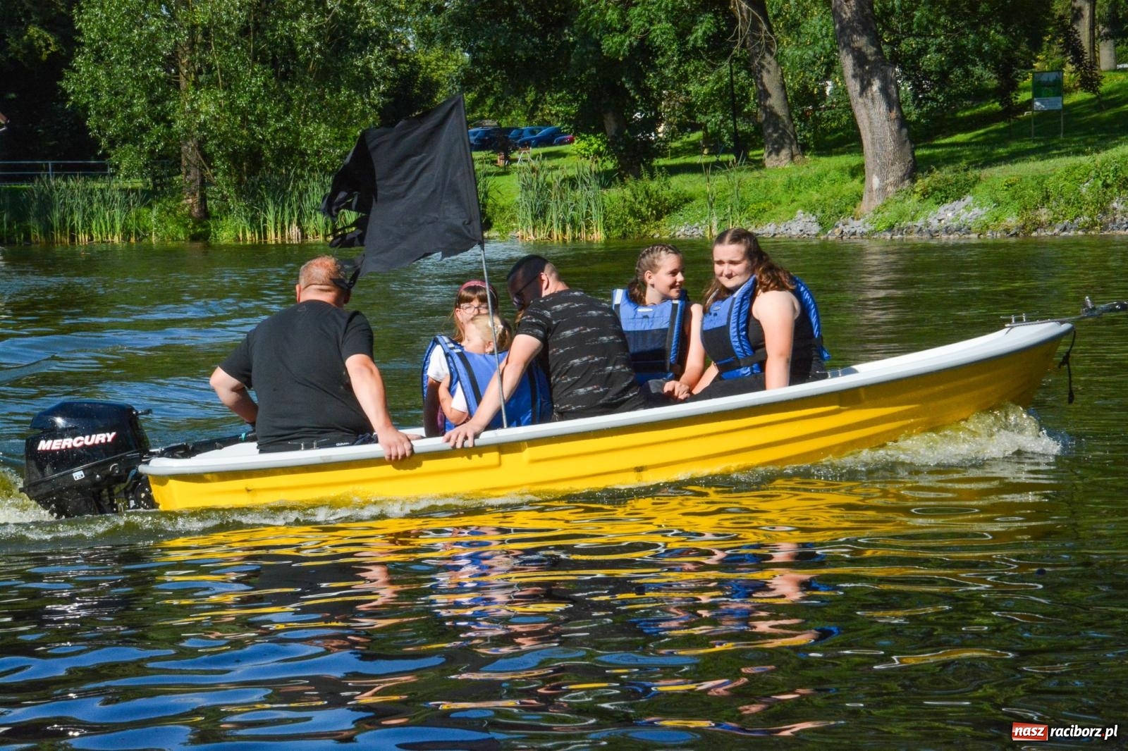 Zdjęcie w galerii na portalu naszraciborz.pl: Płetwonurkowie odkryli w stawie w Krowiarkach skarb wiadomości z regionu