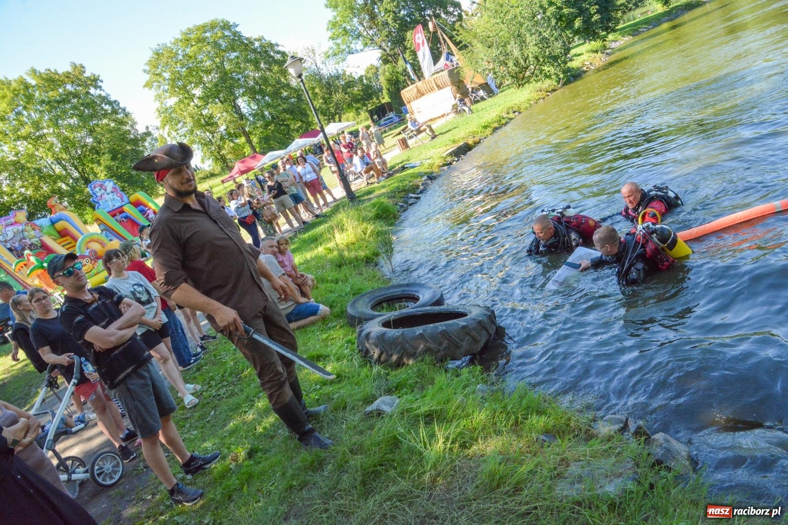 Zdjęcie w galerii na portalu naszraciborz.pl: Płetwonurkowie odkryli w stawie w Krowiarkach skarb wiadomości z regionu