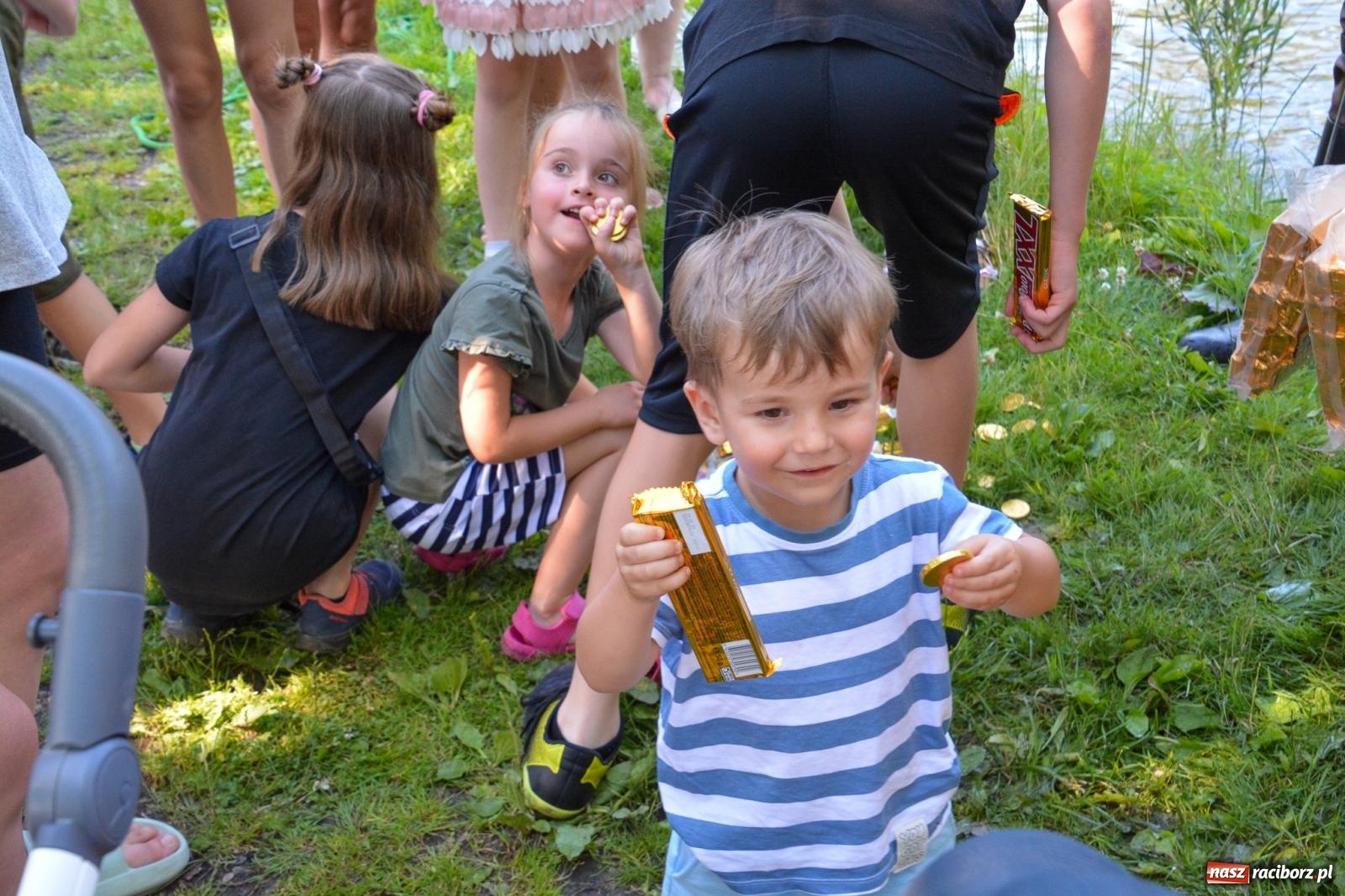 Zdjęcie w galerii na portalu naszraciborz.pl: Płetwonurkowie odkryli w stawie w Krowiarkach skarb wiadomości z regionu