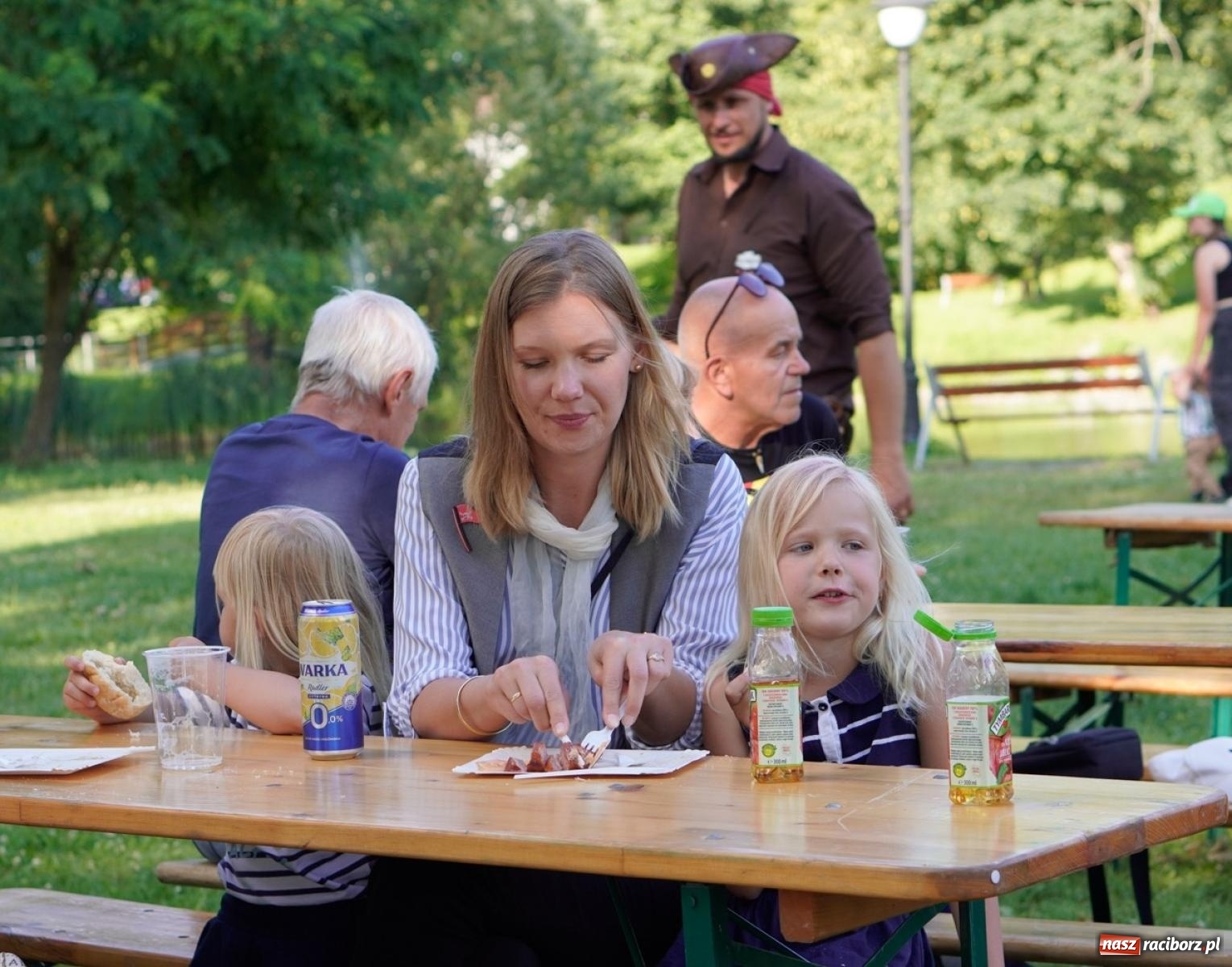 Zdjęcie w galerii na portalu naszraciborz.pl: Płetwonurkowie odkryli w stawie w Krowiarkach skarb wiadomości z regionu