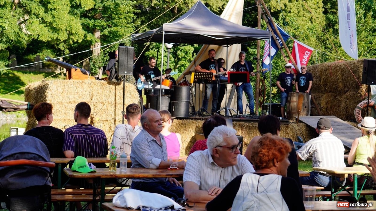 Zdjęcie w galerii na portalu naszraciborz.pl: Płetwonurkowie odkryli w stawie w Krowiarkach skarb wiadomości z regionu