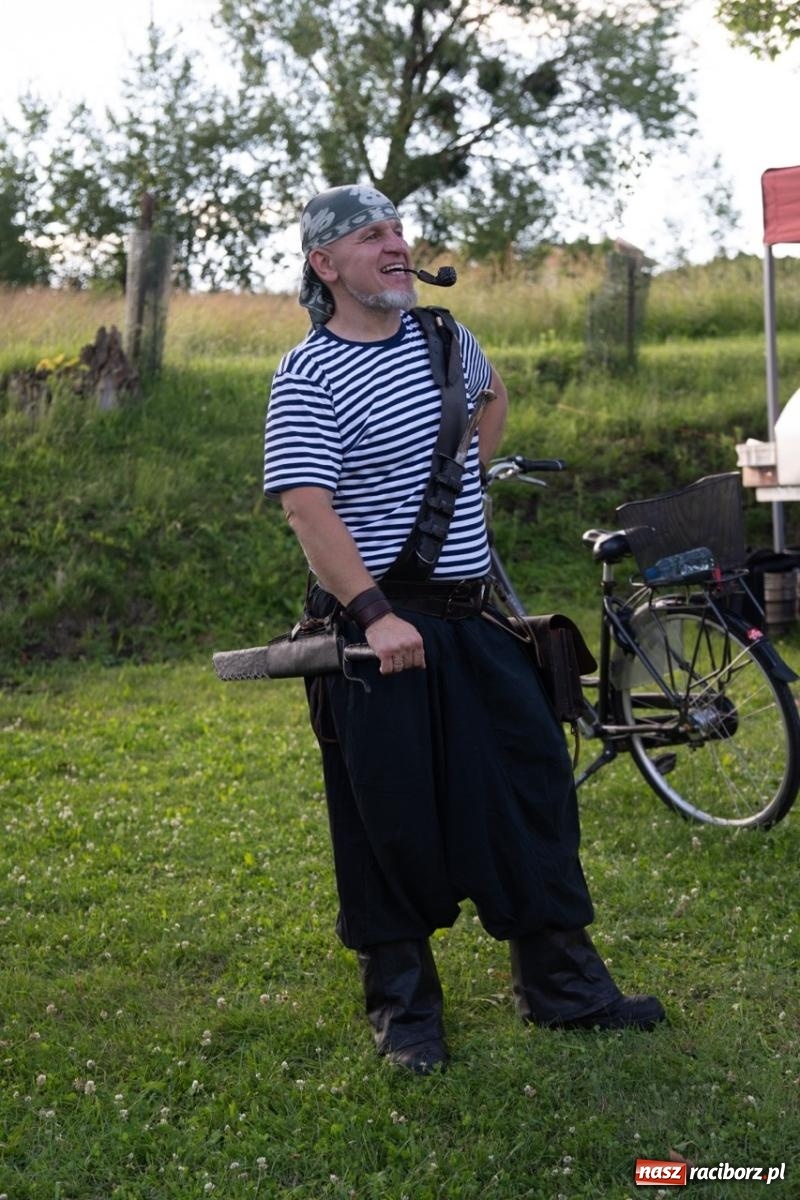 Zdjęcie w galerii na portalu naszraciborz.pl: Płetwonurkowie odkryli w stawie w Krowiarkach skarb wiadomości z regionu