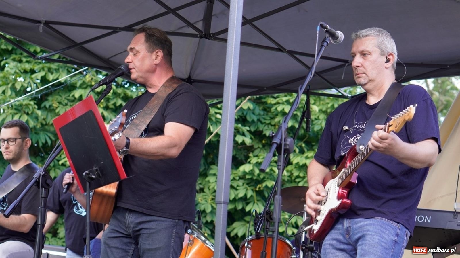 Zdjęcie w galerii na portalu naszraciborz.pl: Płetwonurkowie odkryli w stawie w Krowiarkach skarb wiadomości z regionu