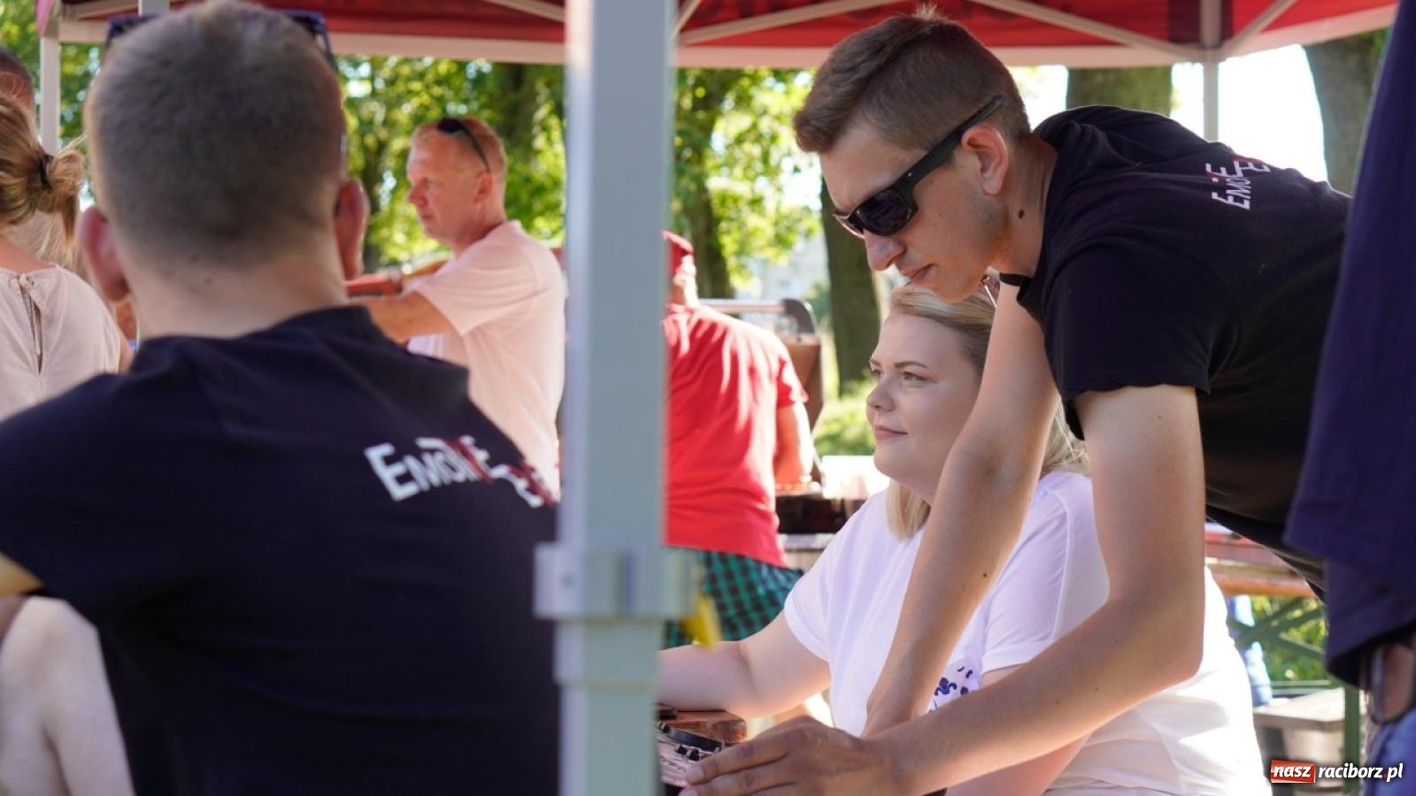 Zdjęcie w galerii na portalu naszraciborz.pl: Płetwonurkowie odkryli w stawie w Krowiarkach skarb wiadomości z regionu