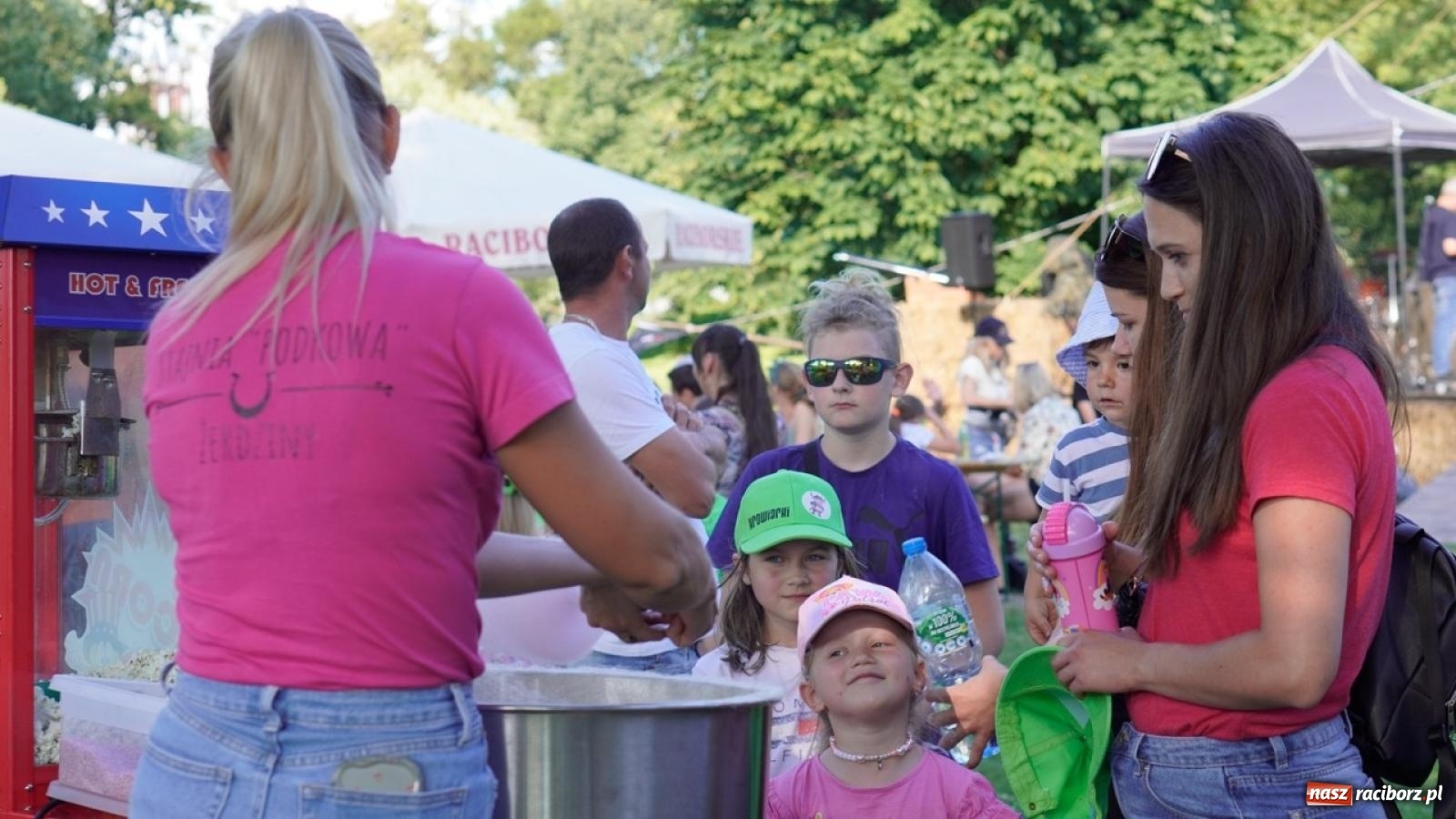 Zdjęcie w galerii na portalu naszraciborz.pl: Płetwonurkowie odkryli w stawie w Krowiarkach skarb wiadomości z regionu