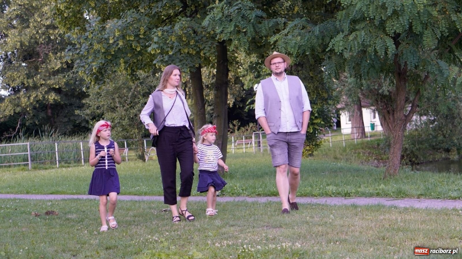 Zdjęcie w galerii na portalu naszraciborz.pl: Płetwonurkowie odkryli w stawie w Krowiarkach skarb wiadomości z regionu