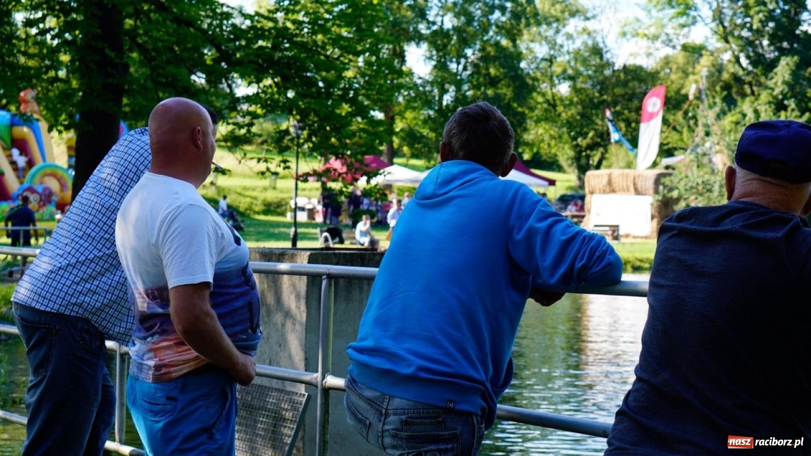 Zdjęcie w galerii na portalu naszraciborz.pl: Płetwonurkowie odkryli w stawie w Krowiarkach skarb wiadomości z regionu