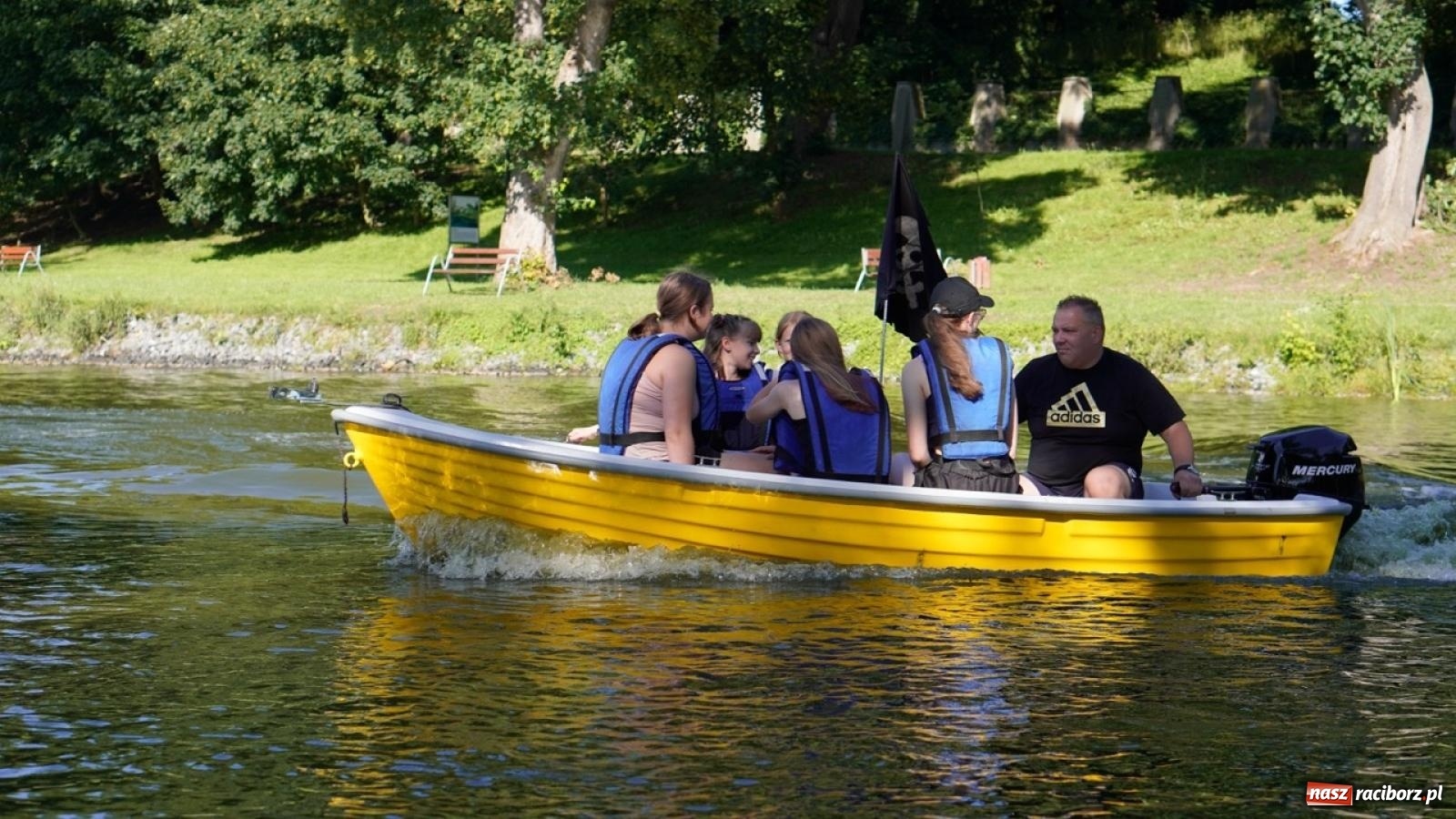 Zdjęcie w galerii na portalu naszraciborz.pl: Płetwonurkowie odkryli w stawie w Krowiarkach skarb wiadomości z regionu