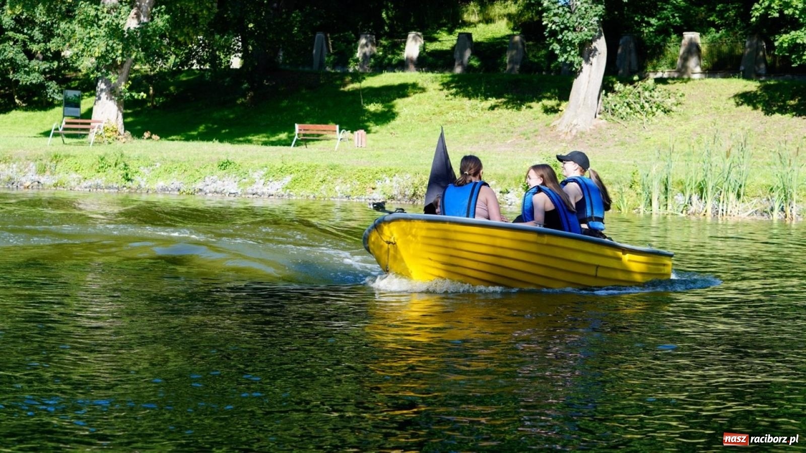 Zdjęcie w galerii na portalu naszraciborz.pl: Płetwonurkowie odkryli w stawie w Krowiarkach skarb wiadomości z regionu