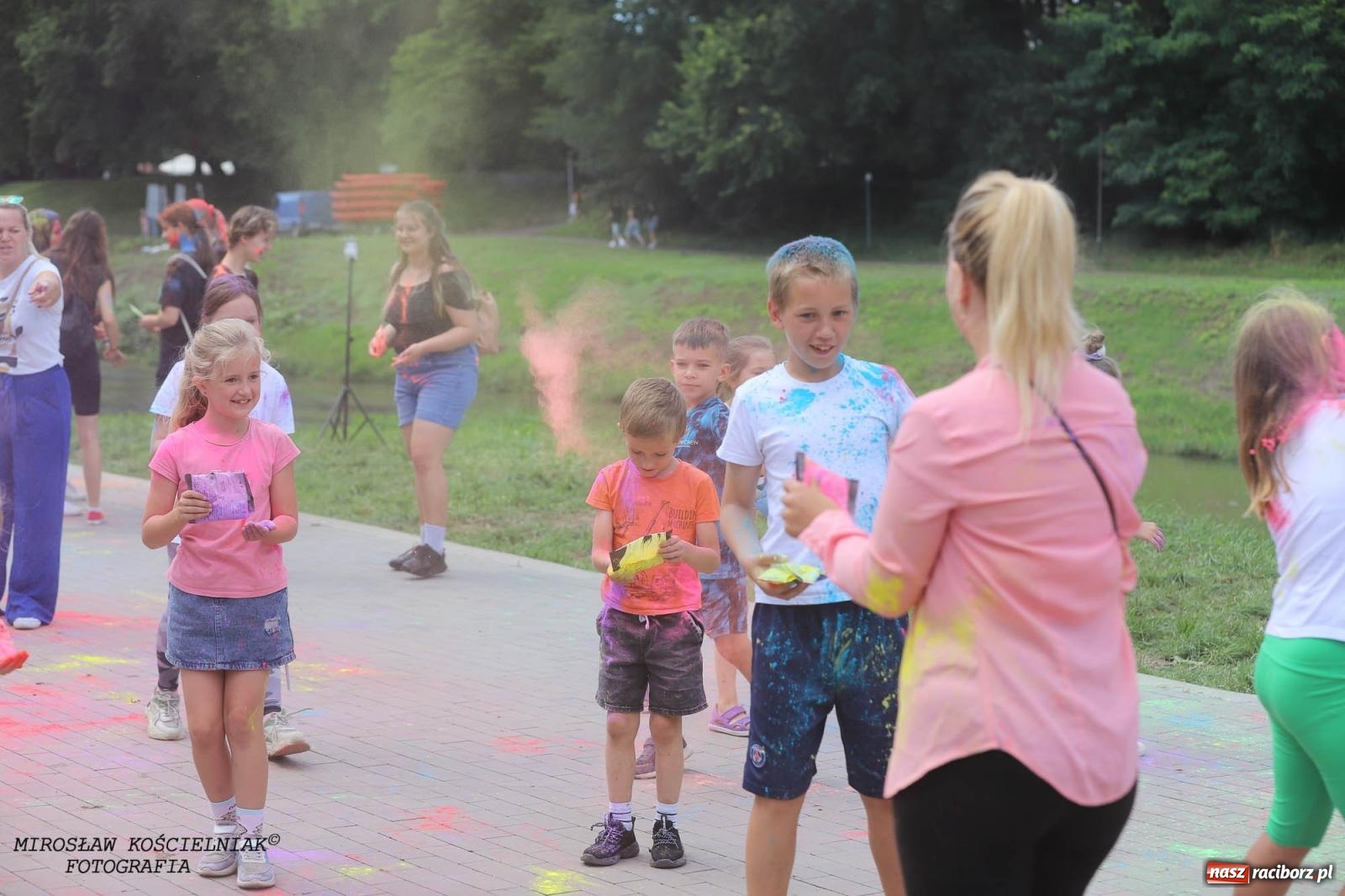 Zdjęcie w galerii na portalu naszraciborz.pl: Holi Święto Kolorów na raciborskich bulwarach [FOTO] wiadomości z regionu