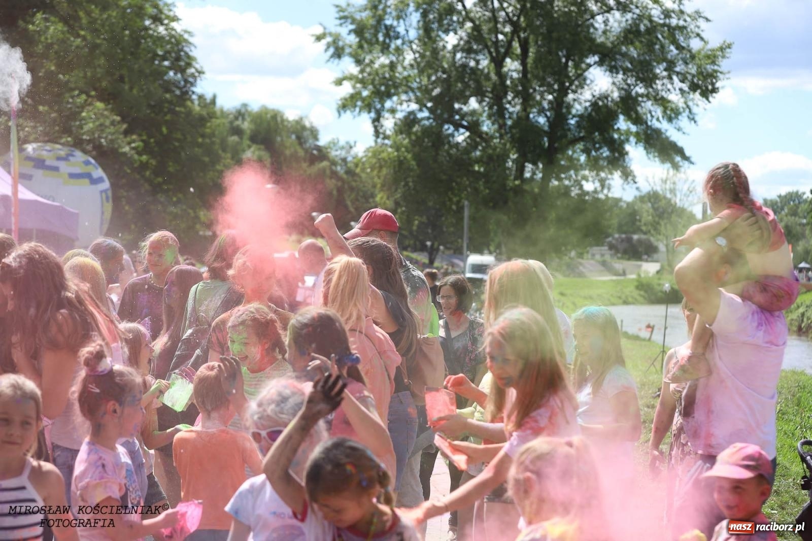 Zdjęcie w galerii na portalu naszraciborz.pl: Holi Święto Kolorów na raciborskich bulwarach [FOTO] wiadomości z regionu