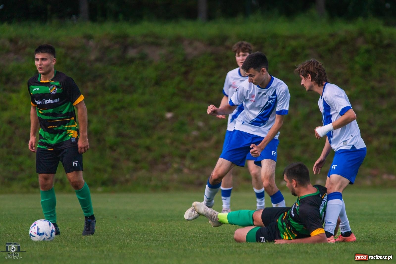 Zdjęcie w galerii na portalu naszraciborz.pl: Unia Racibórz kontra Naprzód Syrynia. Podział punktów na zakończenie sezonu [FOTO] wiadomości z regionu