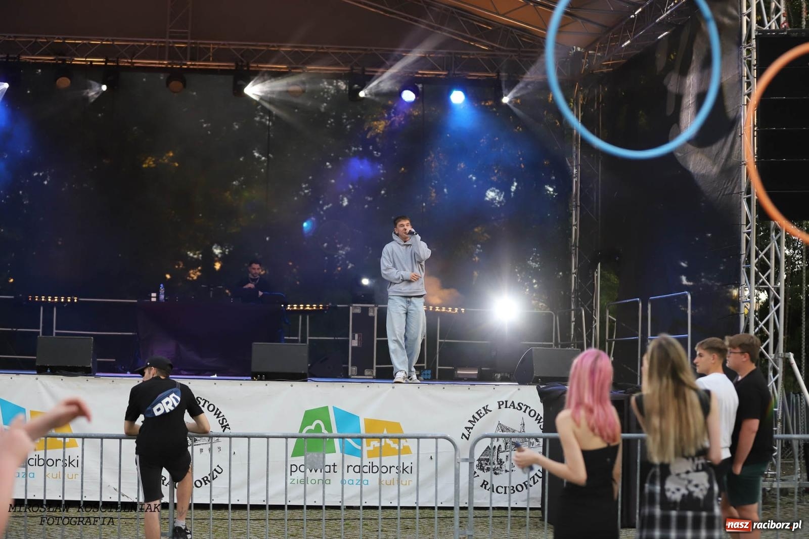 Zdjęcie w galerii na portalu naszraciborz.pl: Antony Esca i Wac Toja. Rapowy wieczór na zamku w Raciborzu [FOTO i WIDEO] wiadomości z regionu