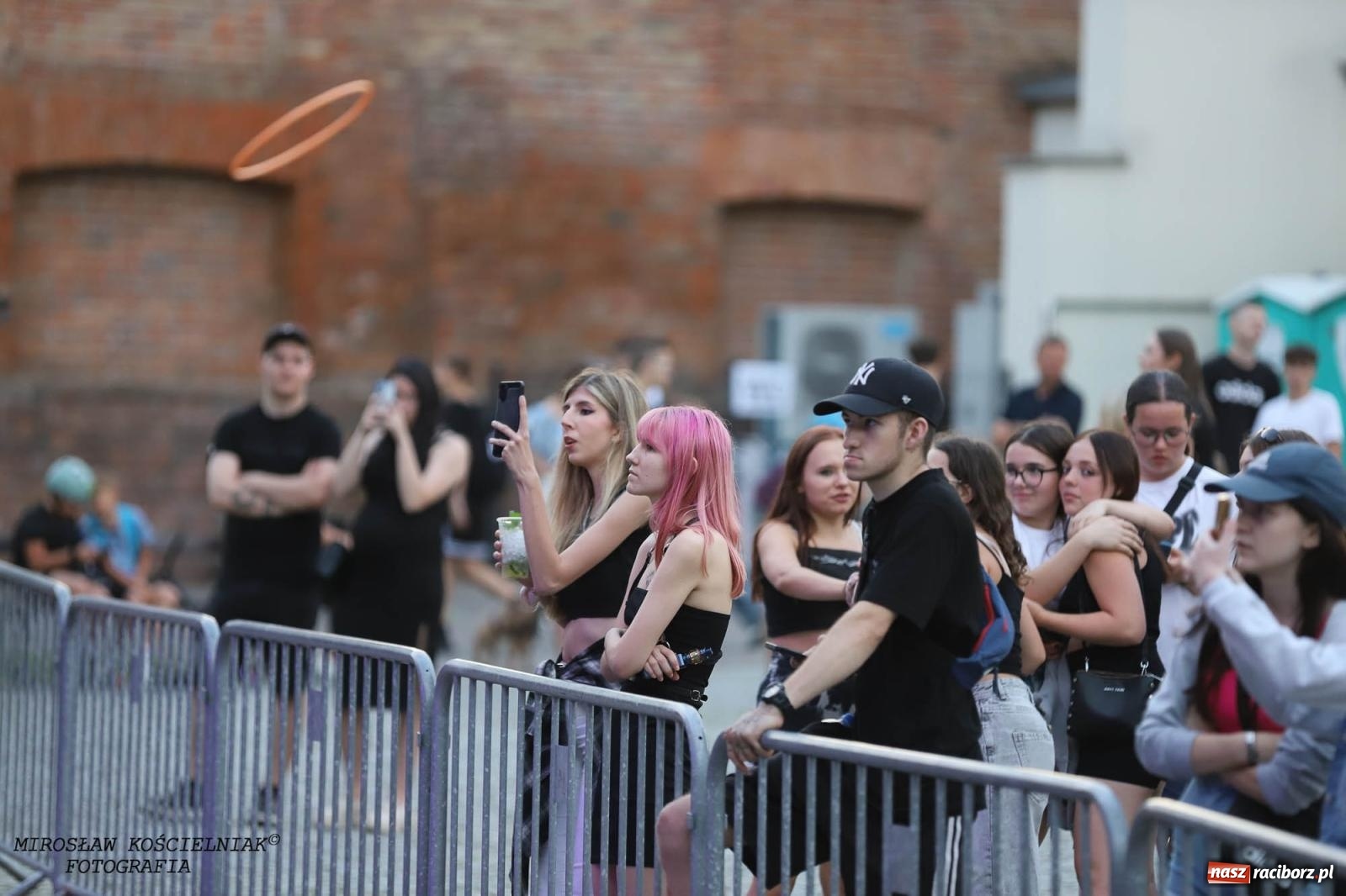 Zdjęcie w galerii na portalu naszraciborz.pl: Antony Esca i Wac Toja. Rapowy wieczór na zamku w Raciborzu [FOTO i WIDEO] wiadomości z regionu