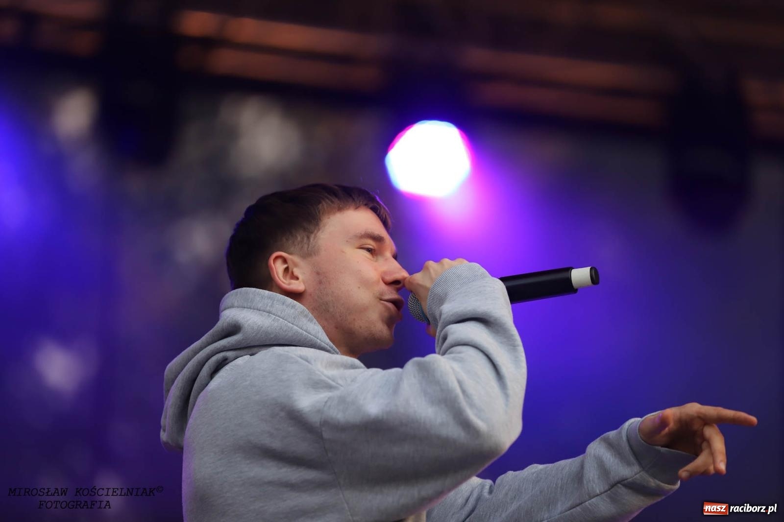 Zdjęcie w galerii na portalu naszraciborz.pl: Antony Esca i Wac Toja. Rapowy wieczór na zamku w Raciborzu [FOTO i WIDEO] wiadomości z regionu