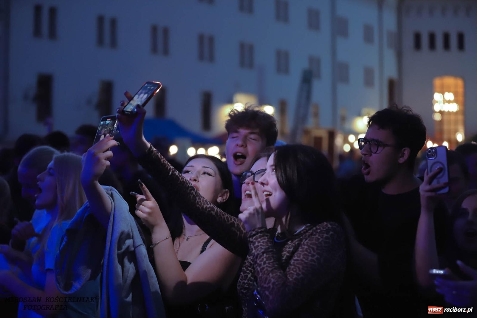 Zdjęcie w galerii na portalu naszraciborz.pl: Antony Esca i Wac Toja. Rapowy wieczór na zamku w Raciborzu [FOTO i WIDEO] wiadomości z regionu